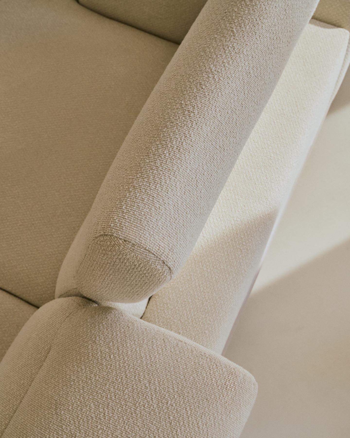 2-Sitzer-Sofa Aurum aus ecrufarbener Chenille mit verstellbarem Kopfteil und mattbeiger Me in Ecru präsentiert im Onlineshop von KAQTU Design AG. 2er Sofa ist von Kave Home