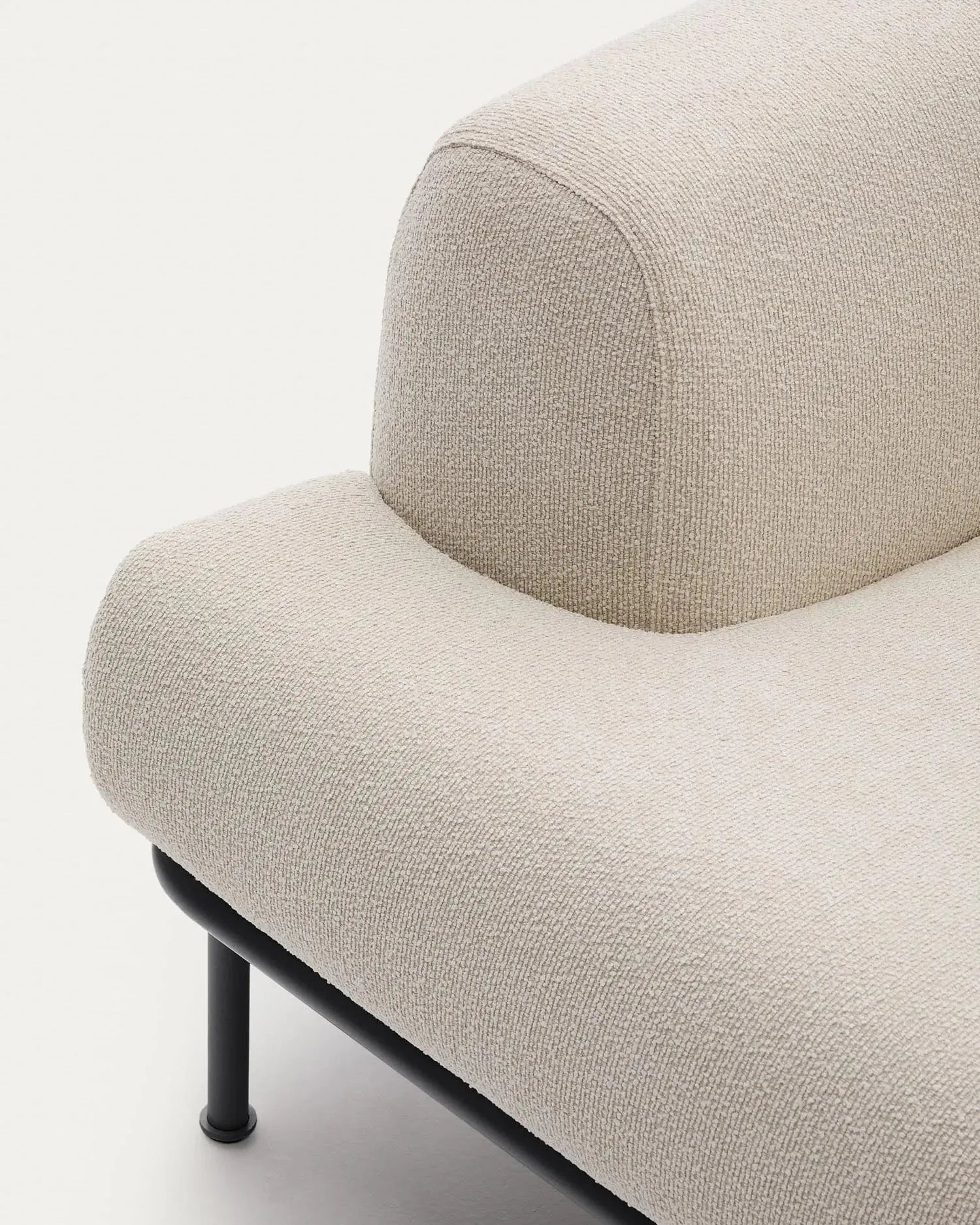 Modernes Sofa Aurum, 3-Sitzer in Ecru, mit verstellbaren Kopfstützen, mattem Metallrahmen und nachhaltigem FSC-zertifiziertem Holz.