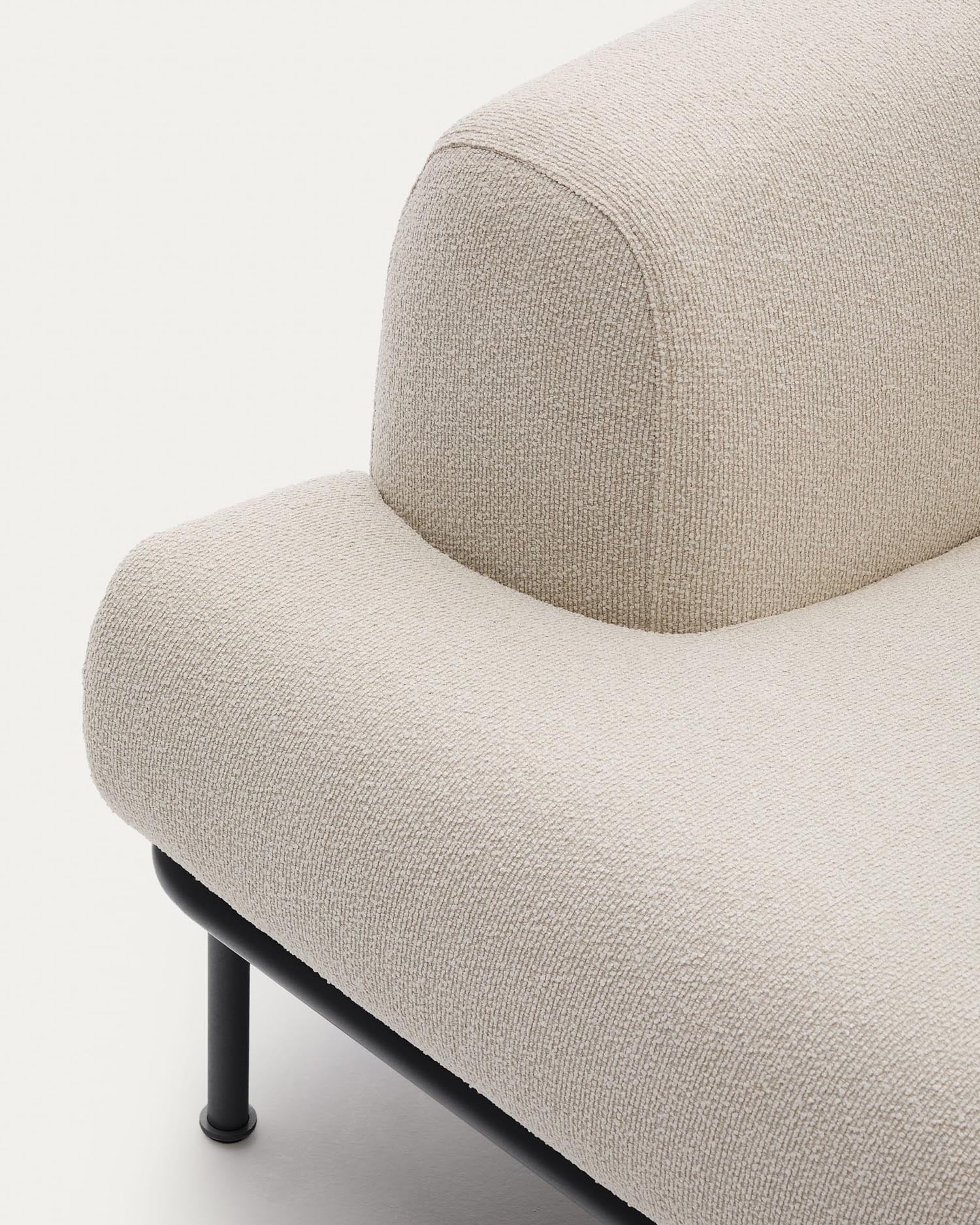 Modernes Sofa Aurum, 3-Sitzer, ecru, mit verstellbaren Kopfstützen, mattgrauem Metallrahmen und nachhaltigem FSC-zertifiziertem Holz.