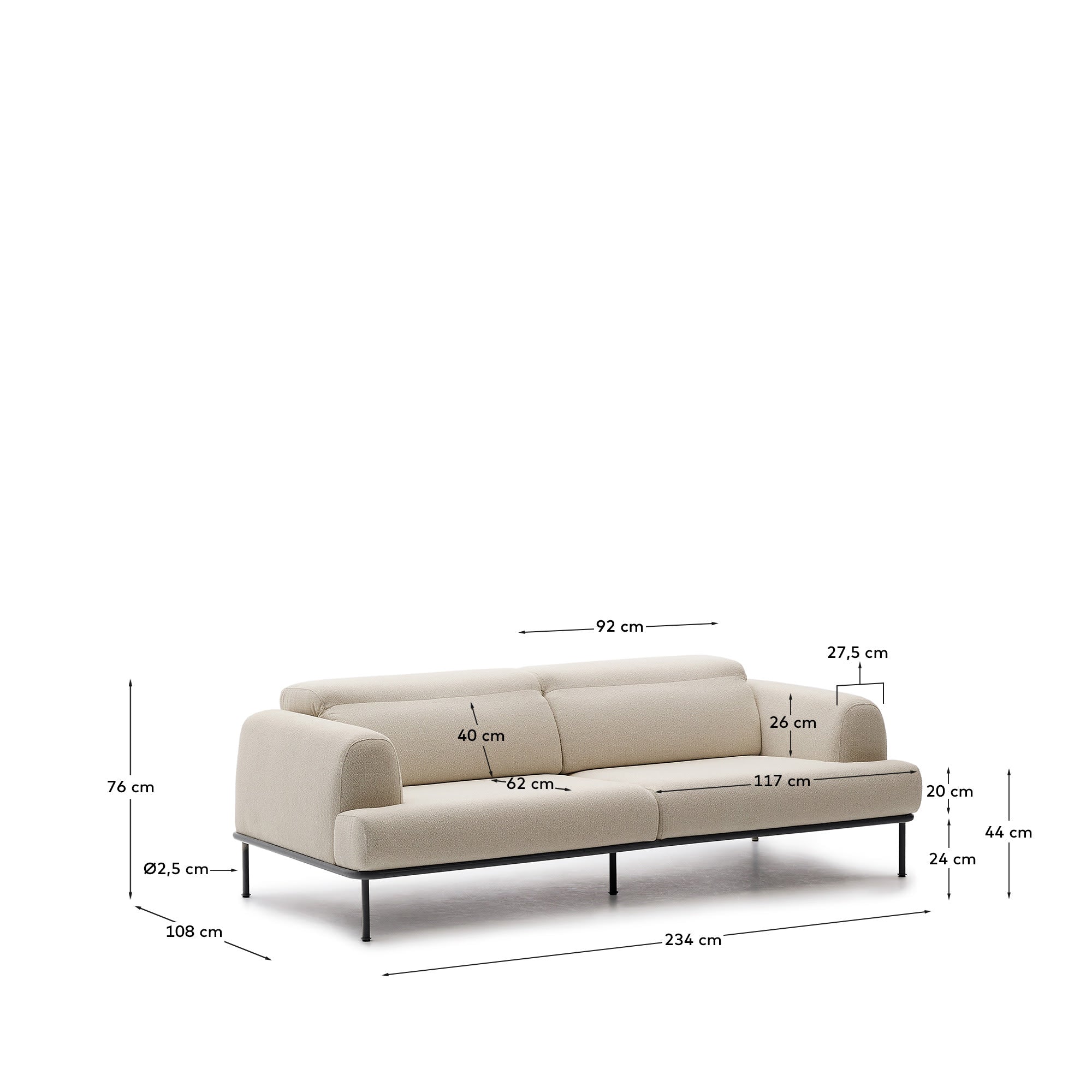 Elegantes 3-Sitzer-Sofa Aurum in Ecru mit verstellbaren Kopfstützen, mattem Metallgestell und FSC-zertifiziertem Holz.