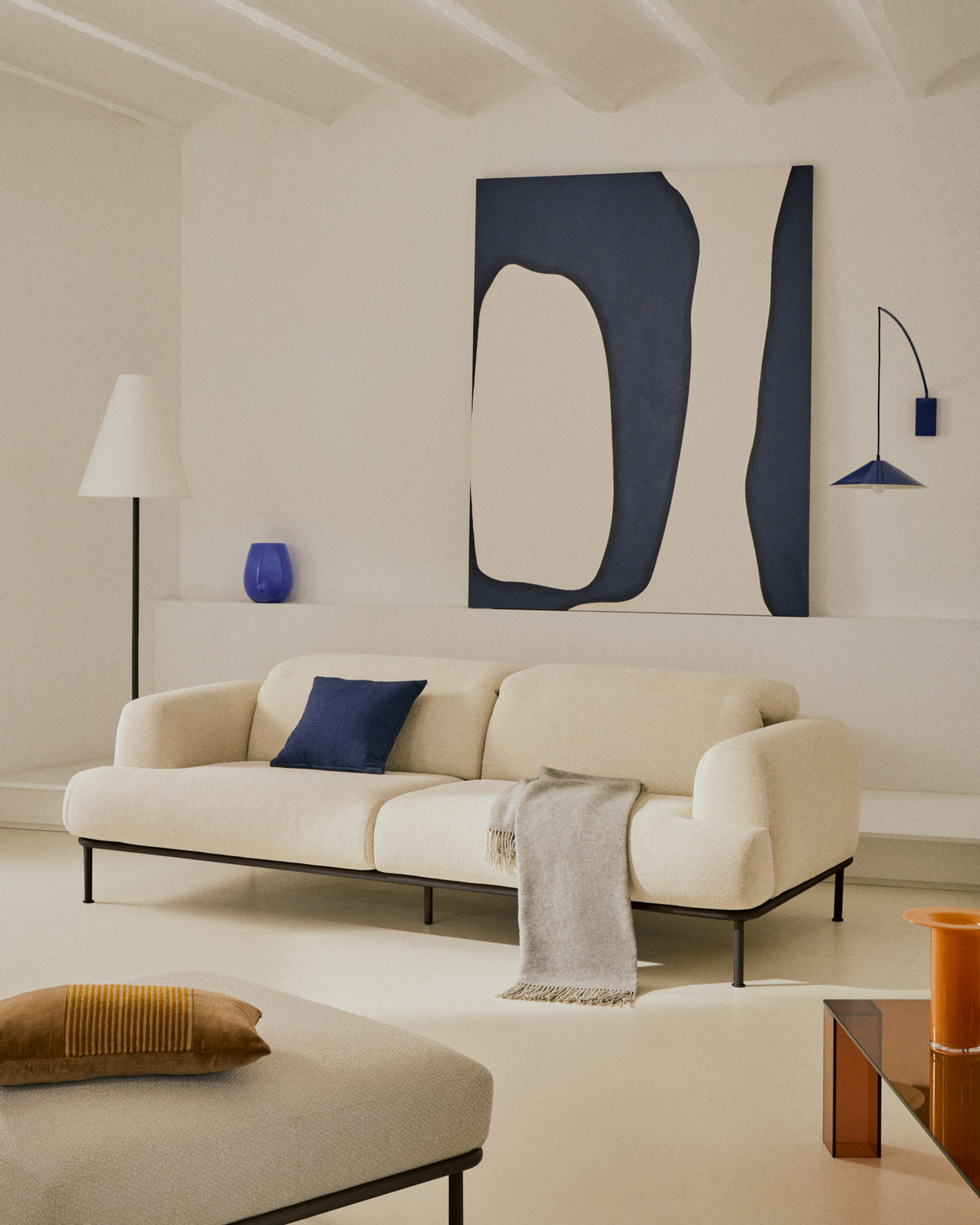 3-Sitzer-Sofa Aurum aus ecrufarbener Chenille mit verstellbarem Kopfteil und mattgrauer Metallbasis 234 cm FSC Mix Credit in Ecru präsentiert im Onlineshop von KAQTU Design AG. 3er Sofa ist von Kave Home