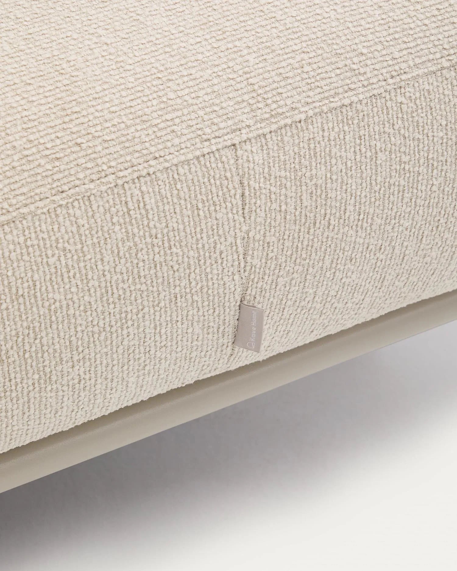 Elegante Fußstütze in Ecru mit Chenille-Bezug, mattbeigem Metallgestell, 85x85 cm, pflegeleicht und nachhaltig.