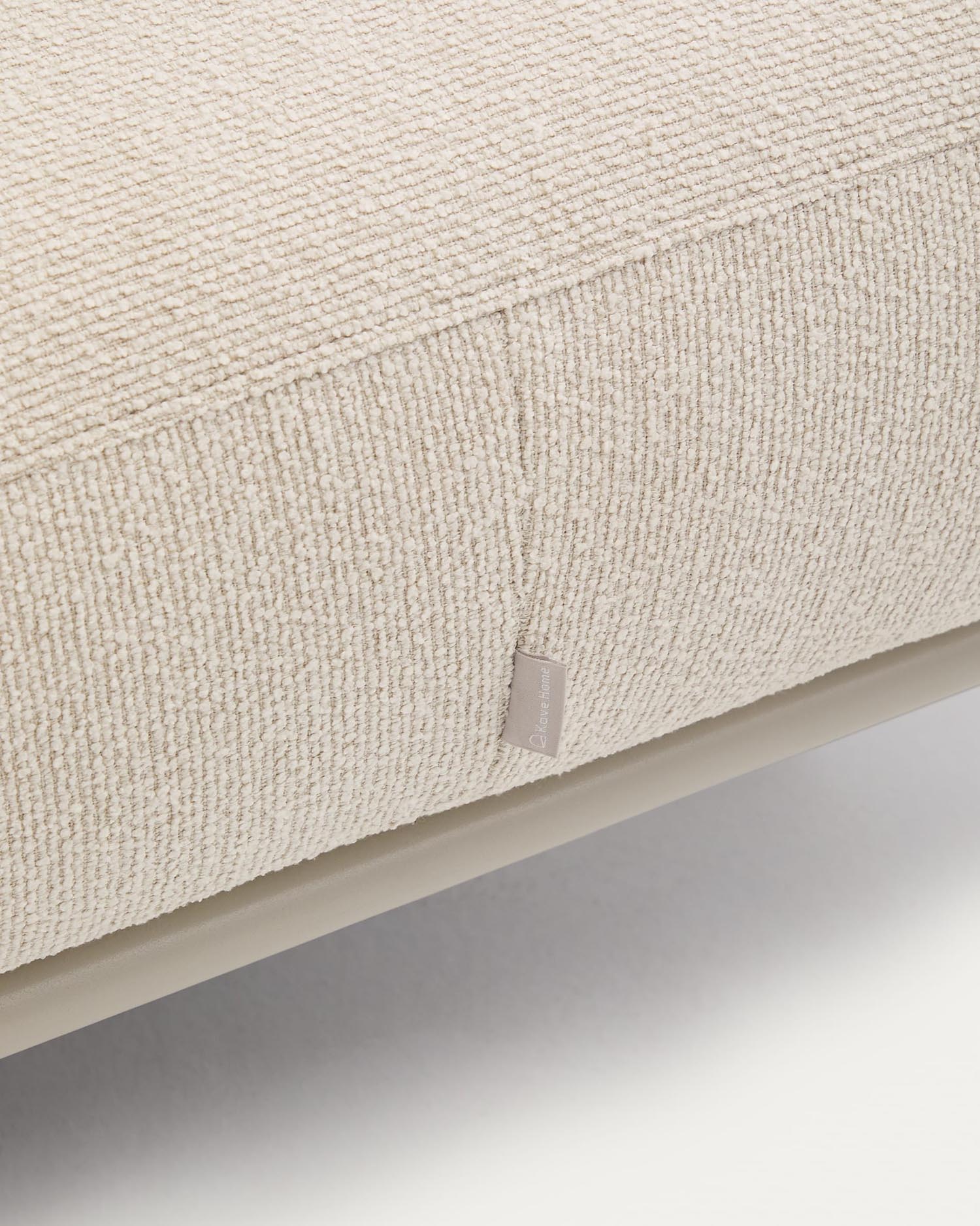 Elegante Fussstütze Aurum in Ecru, 85x85 cm, mit beigem Metallgestell, FSC-zertifiziert, modern und umweltfreundlich.