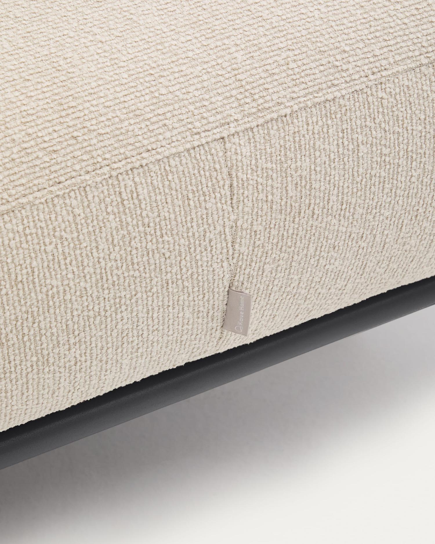 Elegante Fussstütze Aurum in Ecru, 85x85 cm, mit robustem mattgrauem Metallgestell, FSC-zertifiziert, von Kave Home.