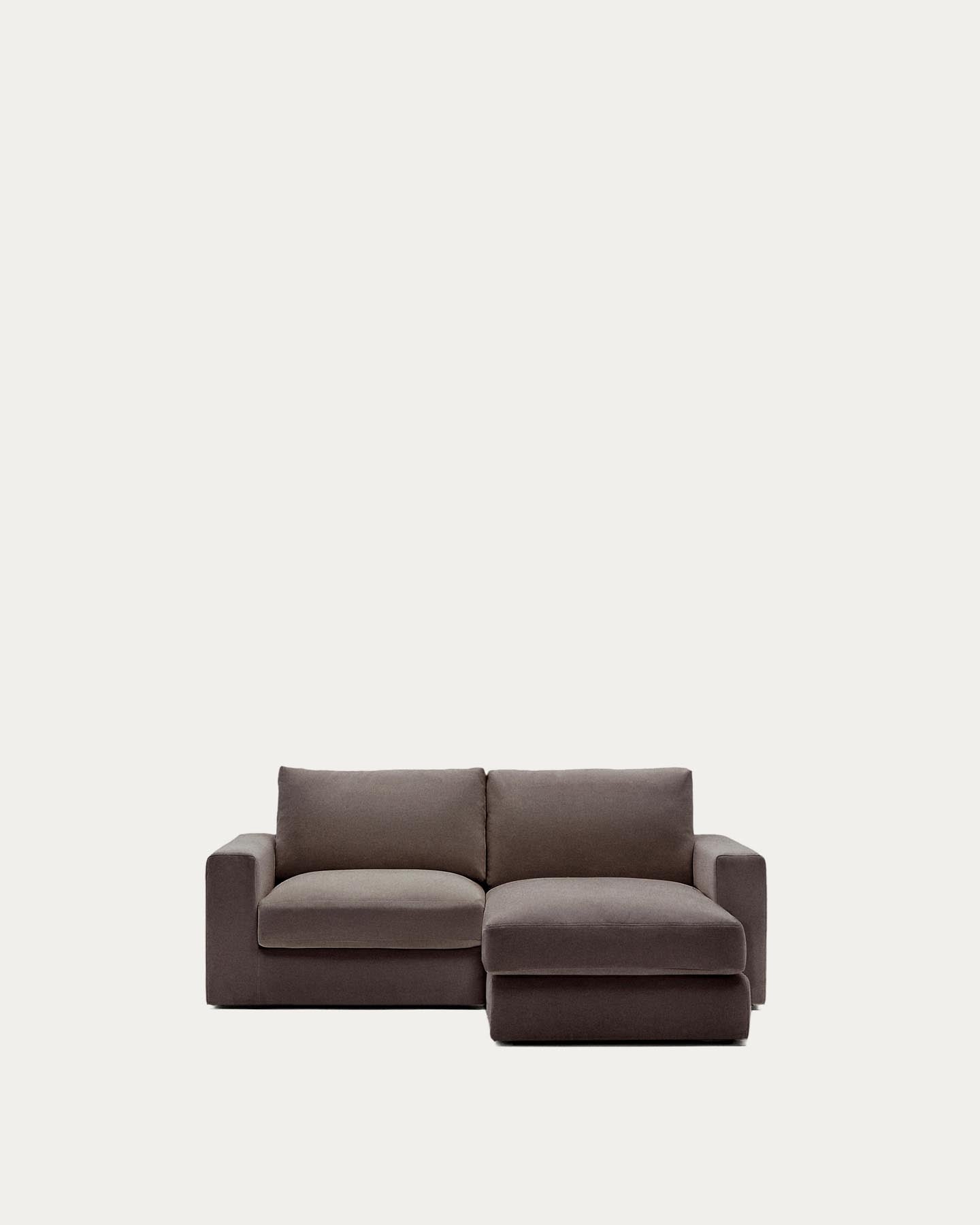 Modulares Sofa Alea für 3 Personen mit abnehmbarem Bezug aus Chenille mit Chaiselongue rechts in Dunkelbraun, 220 cm in Dunkelbraun präsentiert im Onlineshop von KAQTU Design AG. 3er Sofa ist von Kave Home