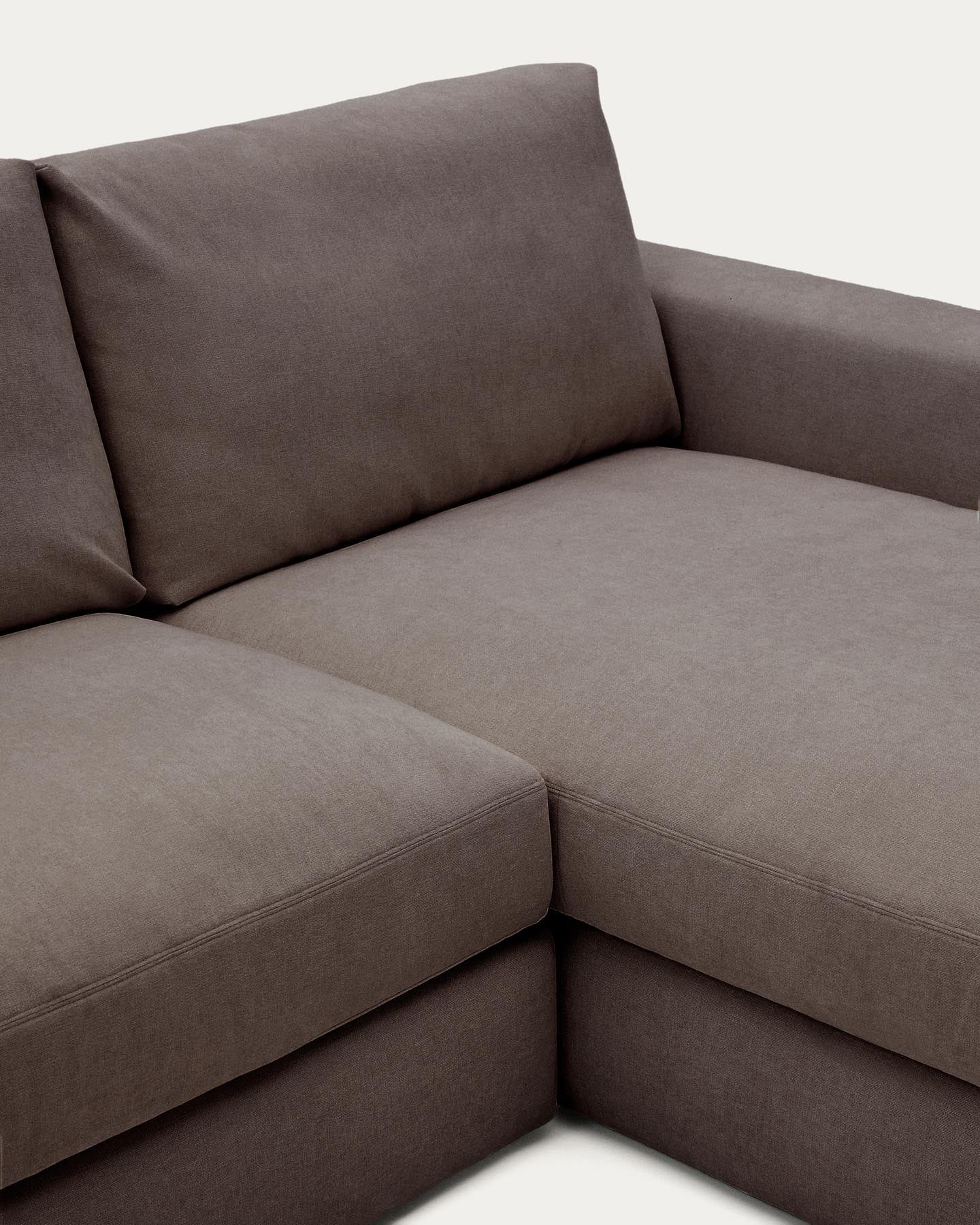 Modulares Sofa Alea für 3 Personen mit abnehmbarem Bezug aus Chenille mit Chaiselongue rechts in Dunkelbraun, 220 cm in Dunkelbraun präsentiert im Onlineshop von KAQTU Design AG. 3er Sofa ist von Kave Home