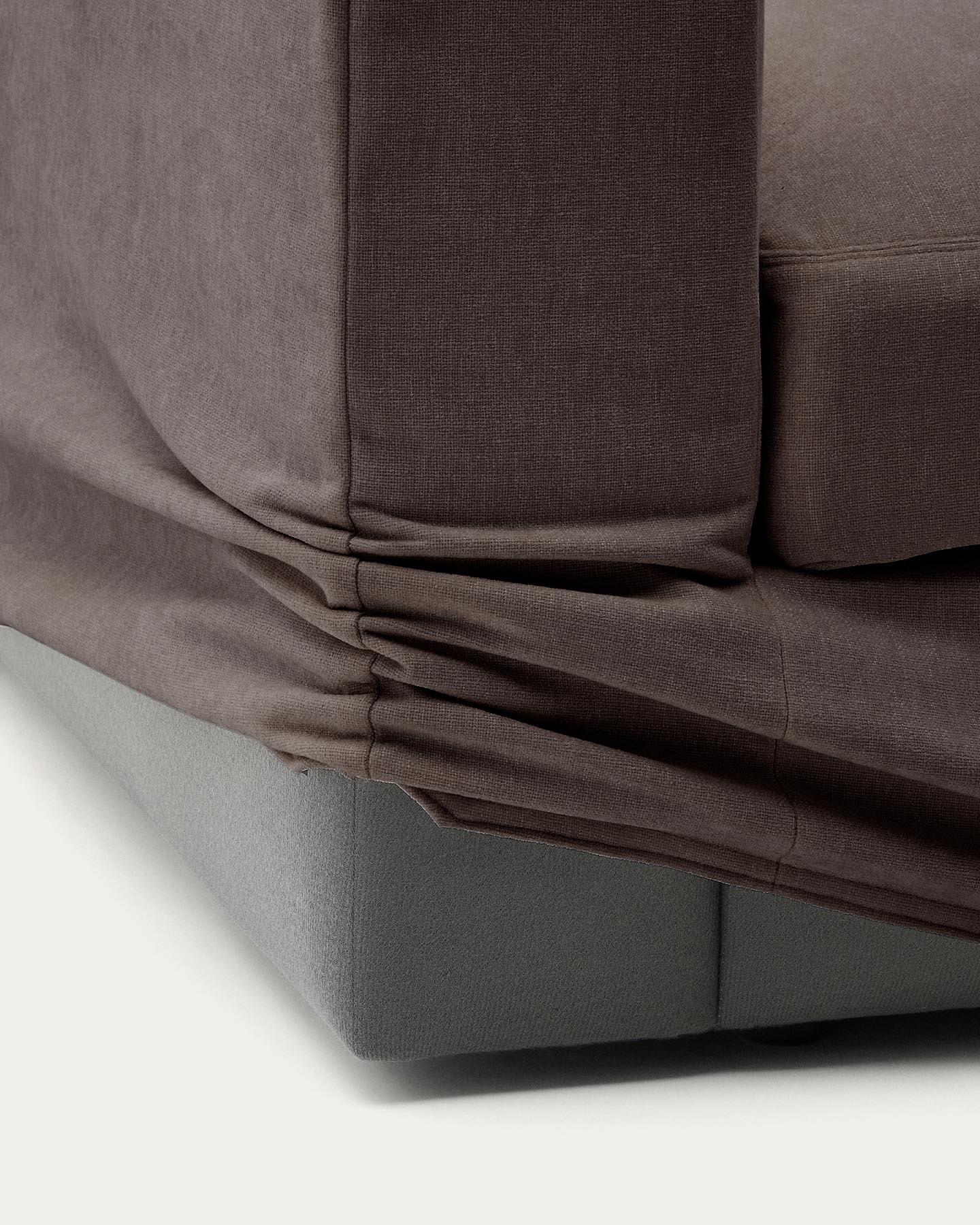 Modulares Sofa Alea für 3 Personen mit abnehmbarem Bezug aus Chenille mit Chaiselongue rechts in Dunkelbraun, 220 cm in Dunkelbraun präsentiert im Onlineshop von KAQTU Design AG. 3er Sofa ist von Kave Home