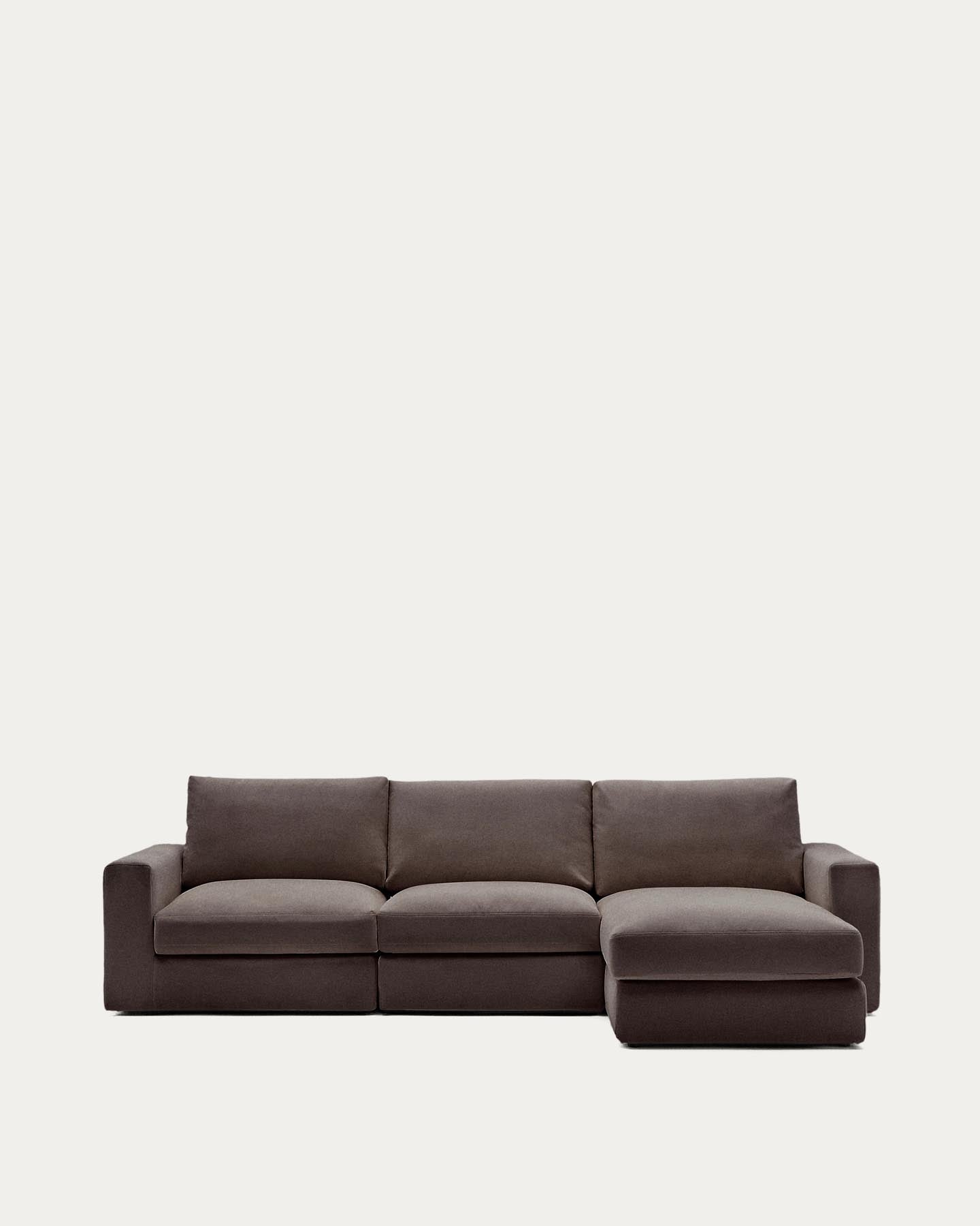 Modulares Sofa Alea für 4 Personen mit abnehmbarem Bezug aus Chenille mit Chaiselongue rechts in Dunkelbraun, 310 cm in Dunkelbraun präsentiert im Onlineshop von KAQTU Design AG. 3er Sofa ist von Kave Home
