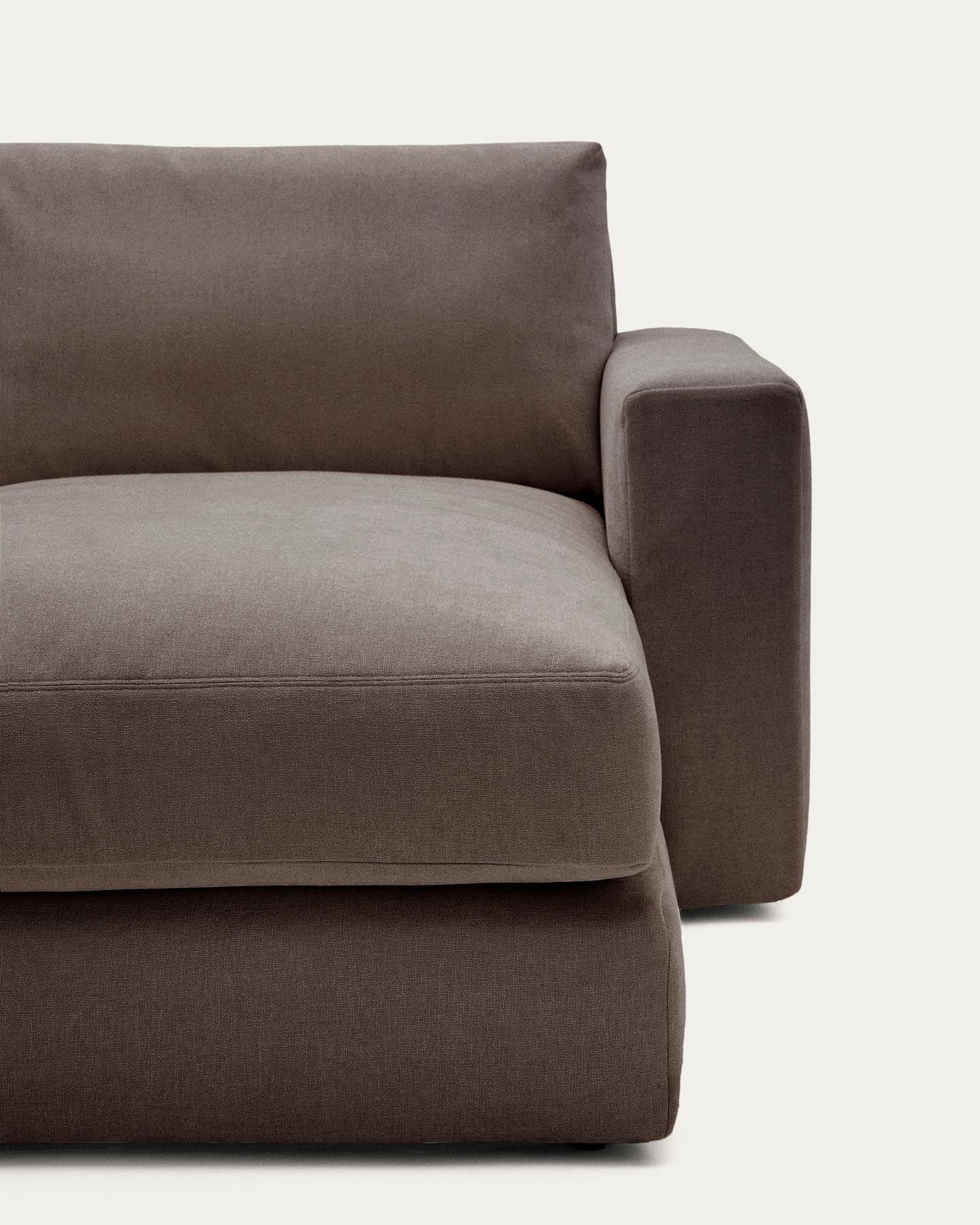 Modulares Sofa Alea für 4 Personen mit abnehmbarem Bezug aus Chenille mit Chaiselongue rechts in Dunkelbraun, 310 cm in Dunkelbraun präsentiert im Onlineshop von KAQTU Design AG. 3er Sofa ist von Kave Home