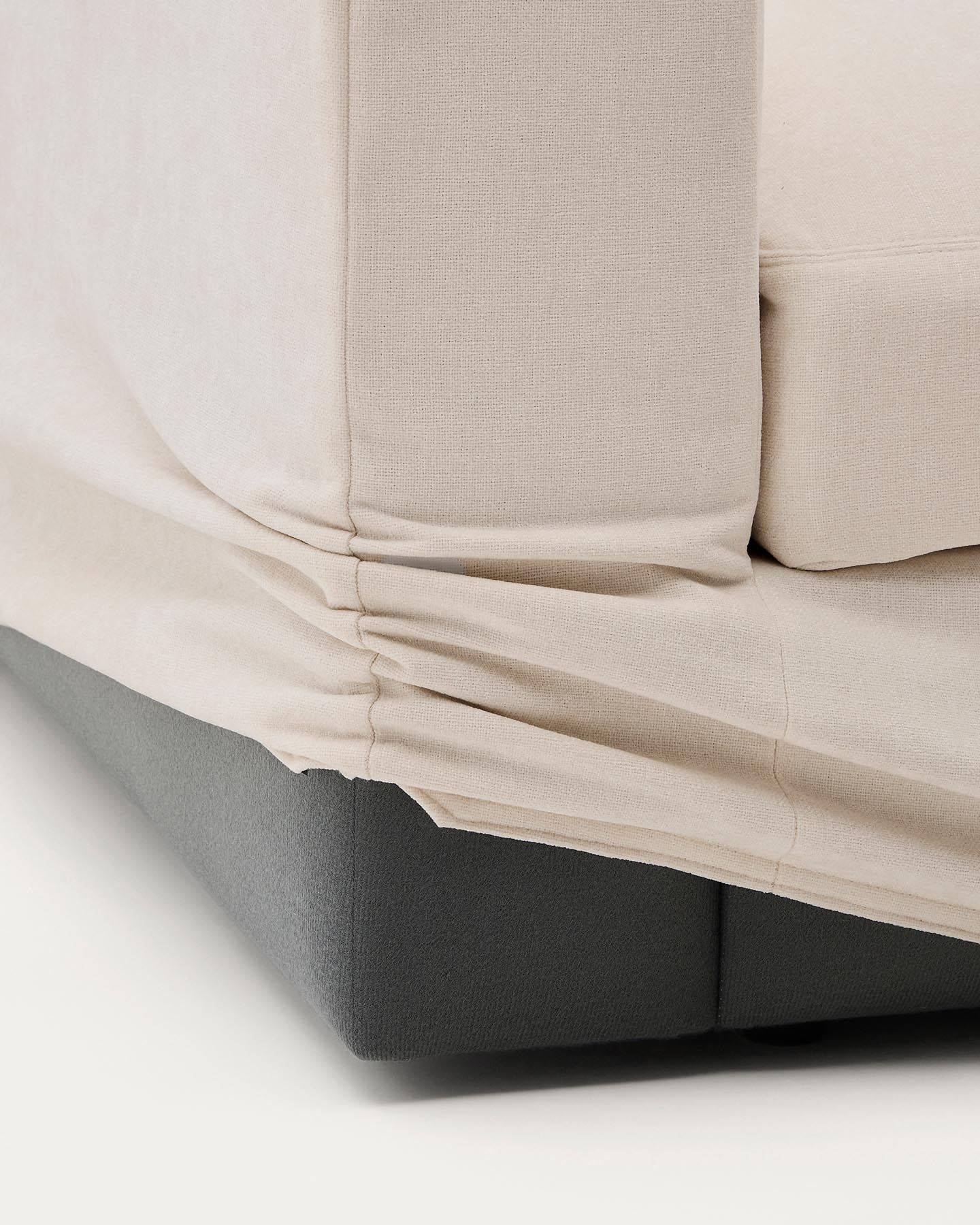 Modulares Sofa Alea für 4 Personen mit abnehmbarem Bezug aus Chenille mit Chaiselongue rechts in Beige, 310 cm in Beige präsentiert im Onlineshop von KAQTU Design AG. 3er Sofa ist von Kave Home