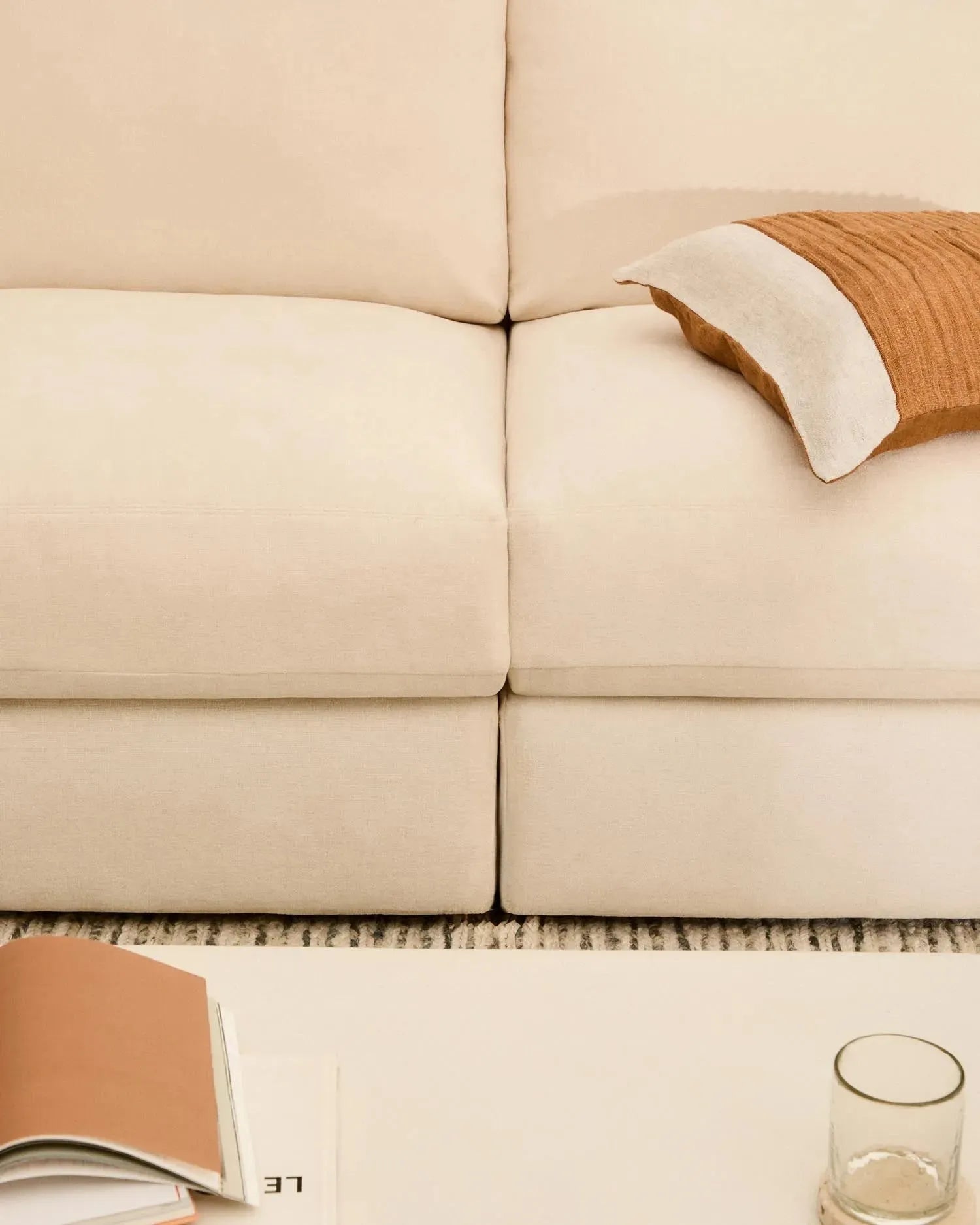 Modulares Sofa Alea für 4 Personen mit abnehmbarem Bezug aus Chenille mit Chaiselongue rechts in Ecru, 310 cm in Ecru präsentiert im Onlineshop von KAQTU Design AG. 4er Sofa ist von Kave Home