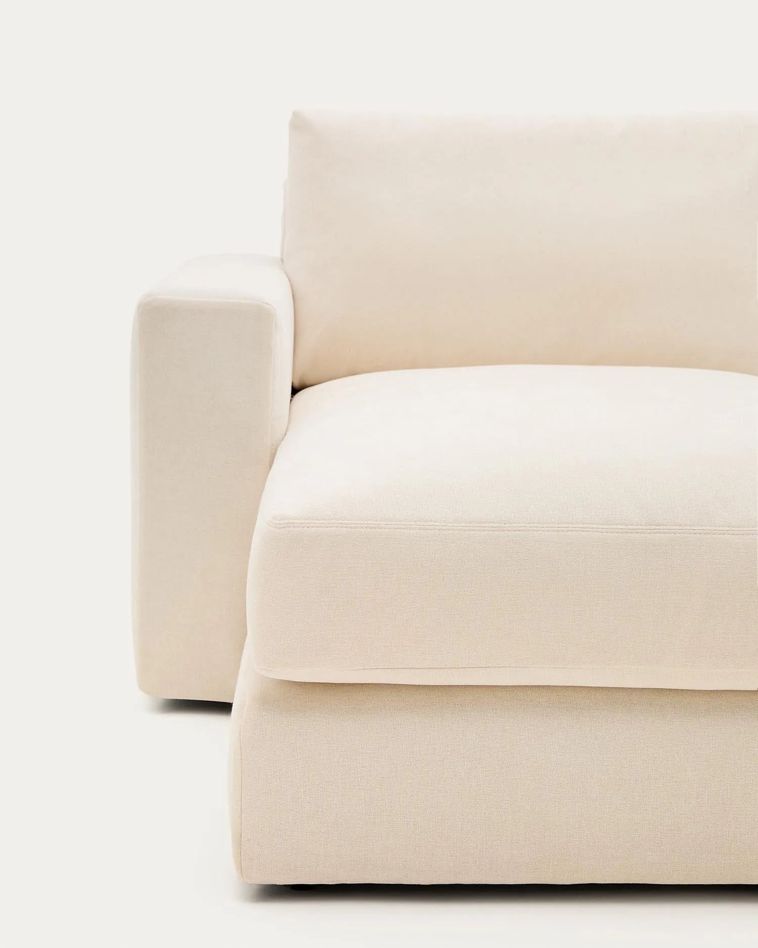Modulares Sofa Alea für 4 Personen mit abnehmbarem Bezug aus Chenille mit Chaiselongue links in Ecru, 310 cm in Ecru präsentiert im Onlineshop von KAQTU Design AG. 4er Sofa ist von Kave Home