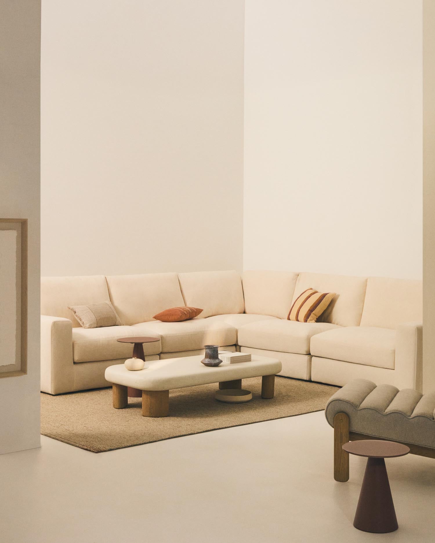 Modulares 5-Sitzer-Ecksofa Alea mit Bezug aus Chenille in Ecru, 310 x 310 cm in Ecru präsentiert im Onlineshop von KAQTU Design AG. Ecksofa ist von Kave Home