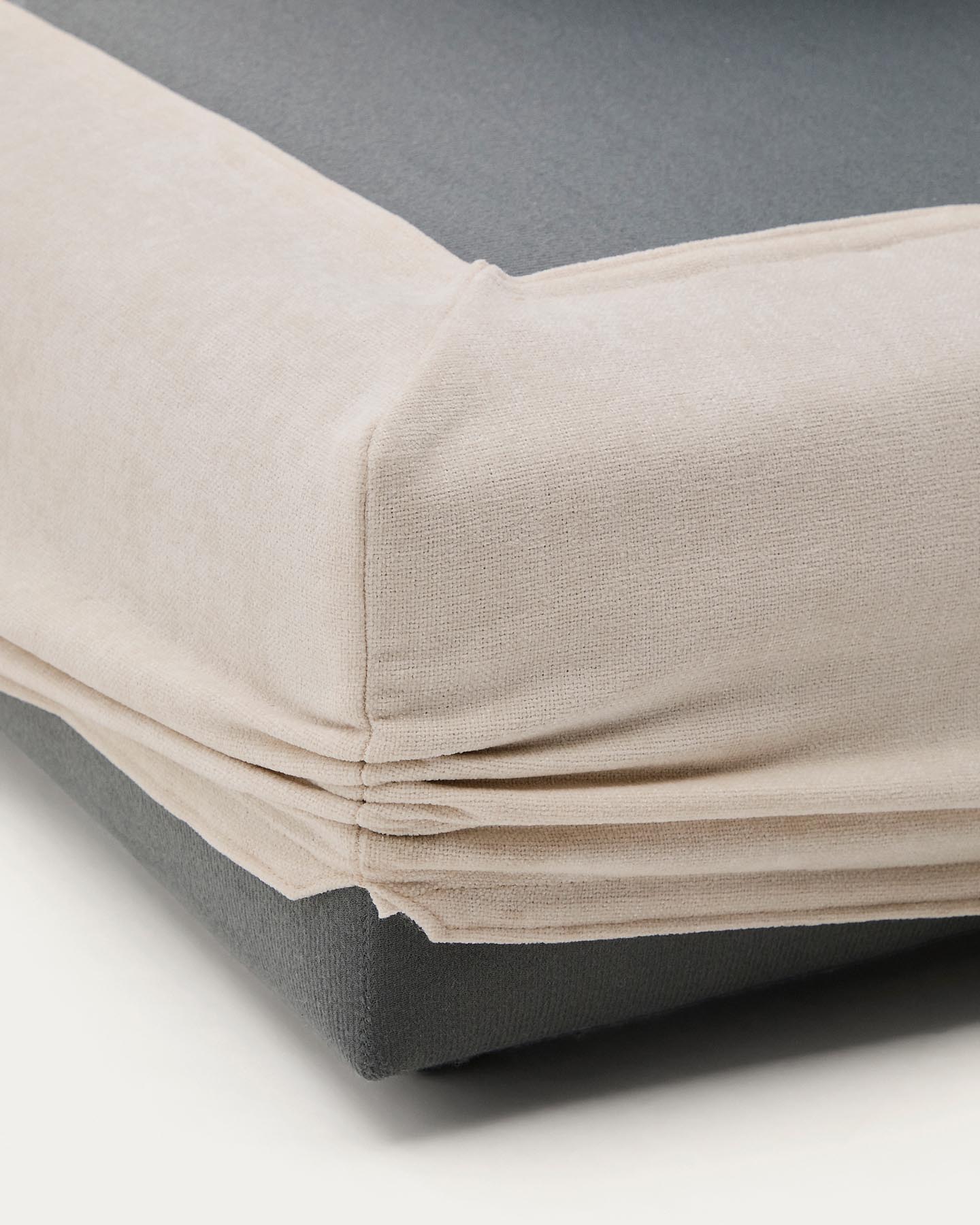 Fussablage Alea mit abnehmbarem Bezug aus Chenille in Beige, 90 x 90 cm in Beige präsentiert im Onlineshop von KAQTU Design AG. Pouf ist von Kave Home