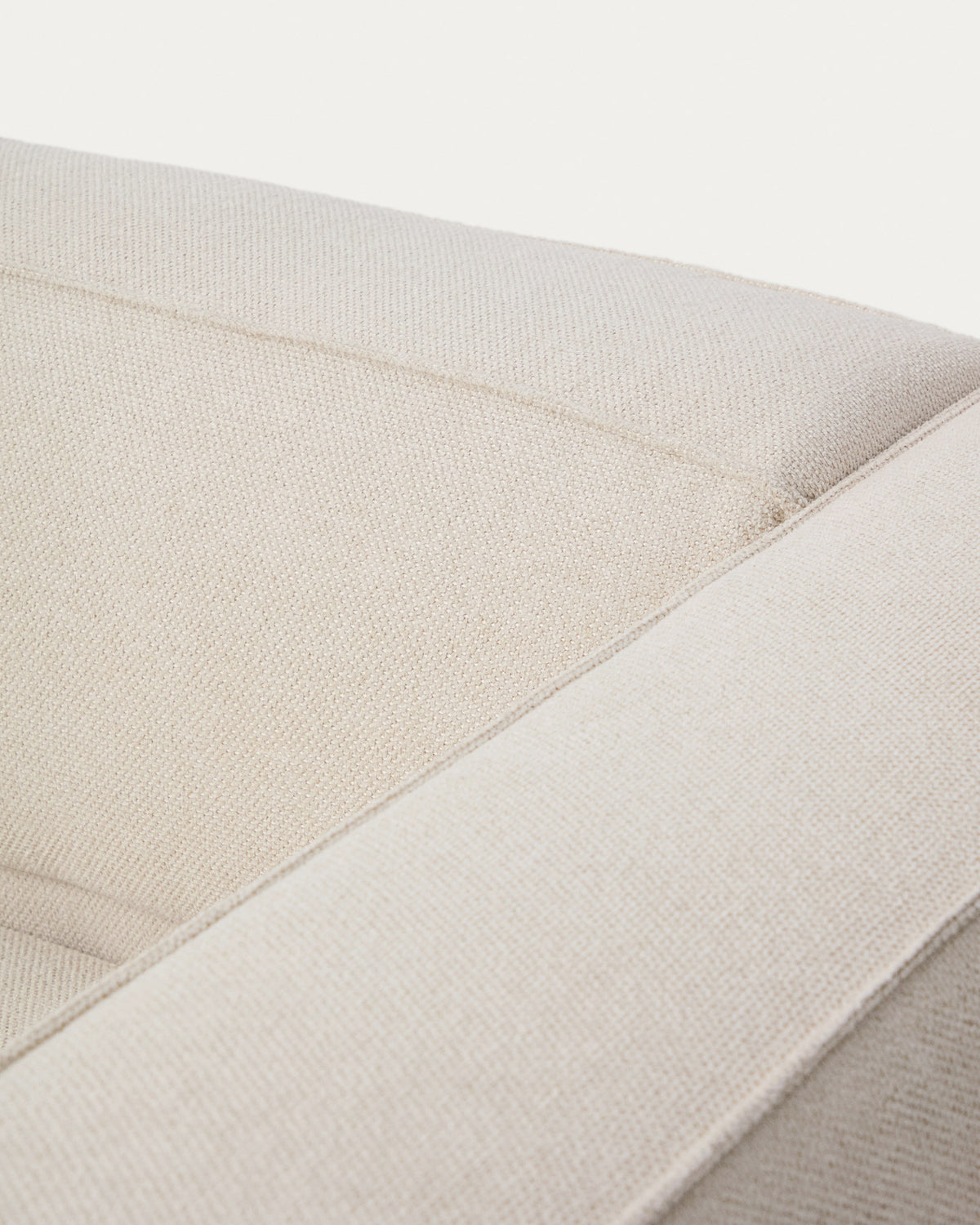 3-Sitzer-Bettsofa Marela in Écru mit Chenille-Bezug, Armlehnen, Chaiselongue links, schwarze Beine