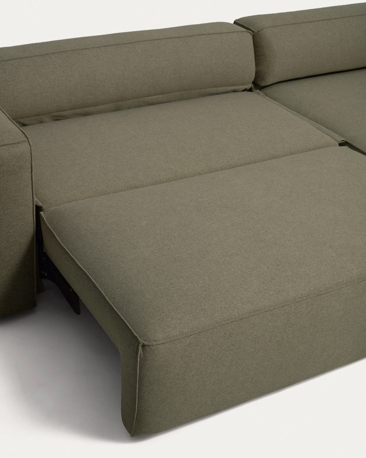 Dunkelgrünes Bettsofa Marela mit Strukturbezug, Armlehnen und Chaiselongue rechts