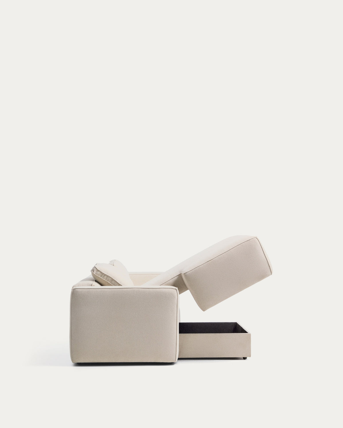 Bettsofa Marela mit Chaiselongue links in ecrufarbener Chenille und schwarzen Beinen