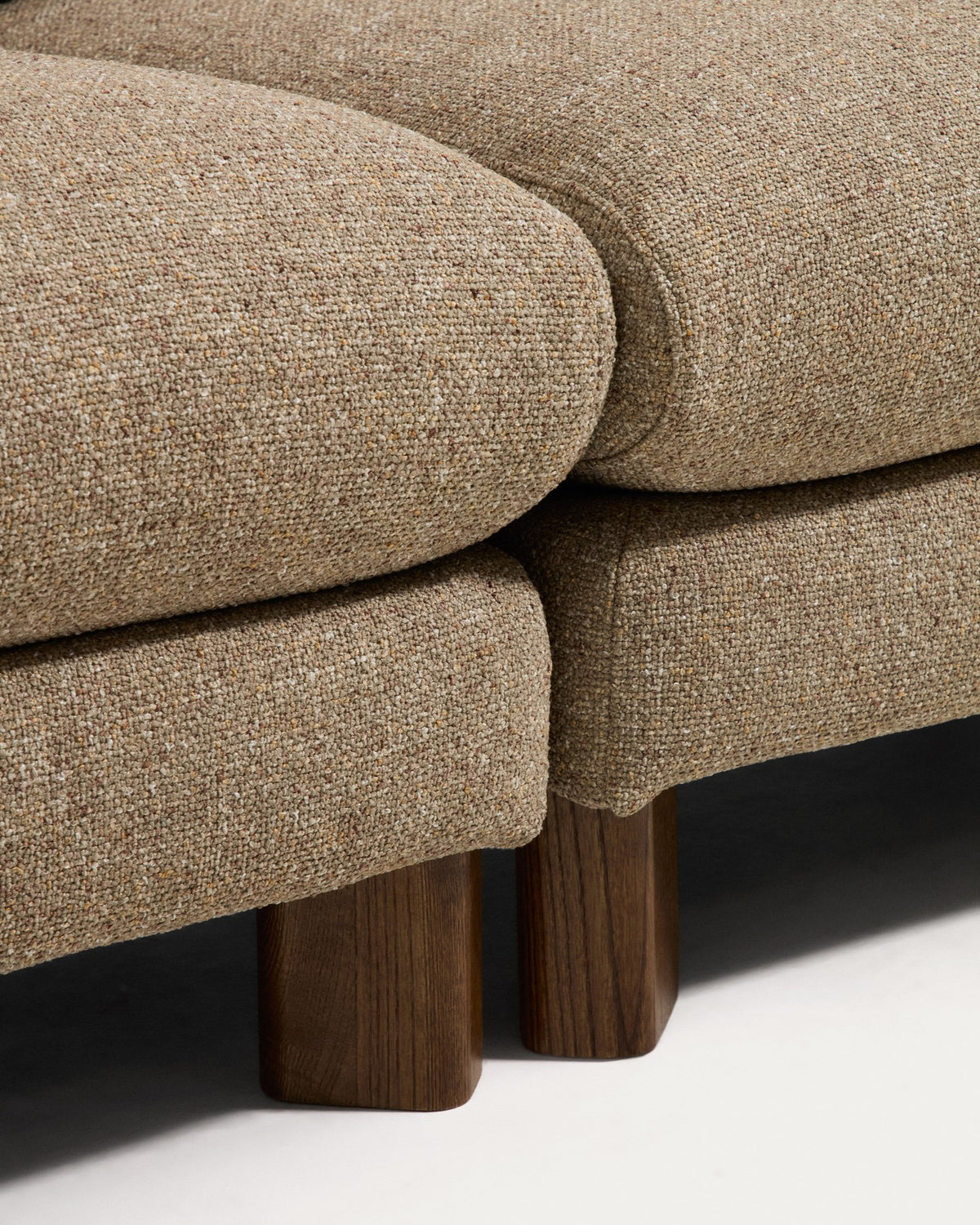 3-Sitzer Sofa Vera in Hellbraun mit gepolsterten Armlehnen, Taschenfederkern und Beinen aus massivem Eschenholz mit Nussbaum-Finish.