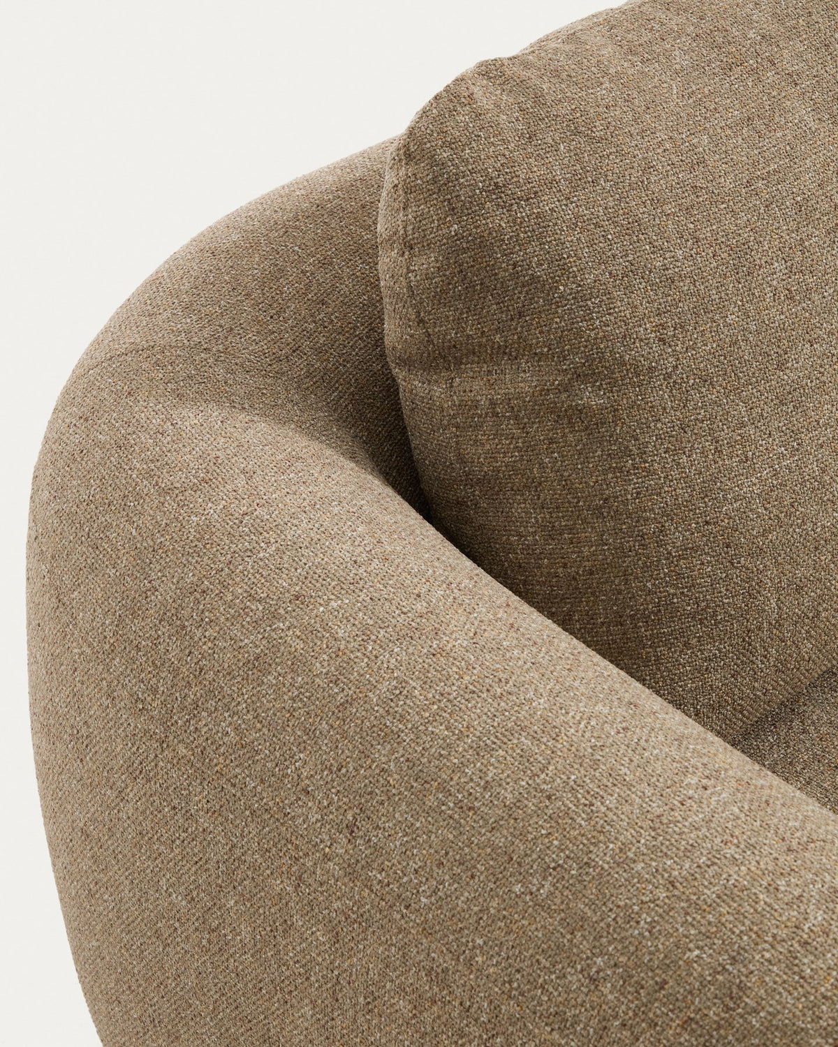 3-Sitzer Sofa Vera in Hellbraun mit gepolsterten Armlehnen, Taschenfederkern und Beinen aus massivem Eschenholz mit Nussbaum-Finish.