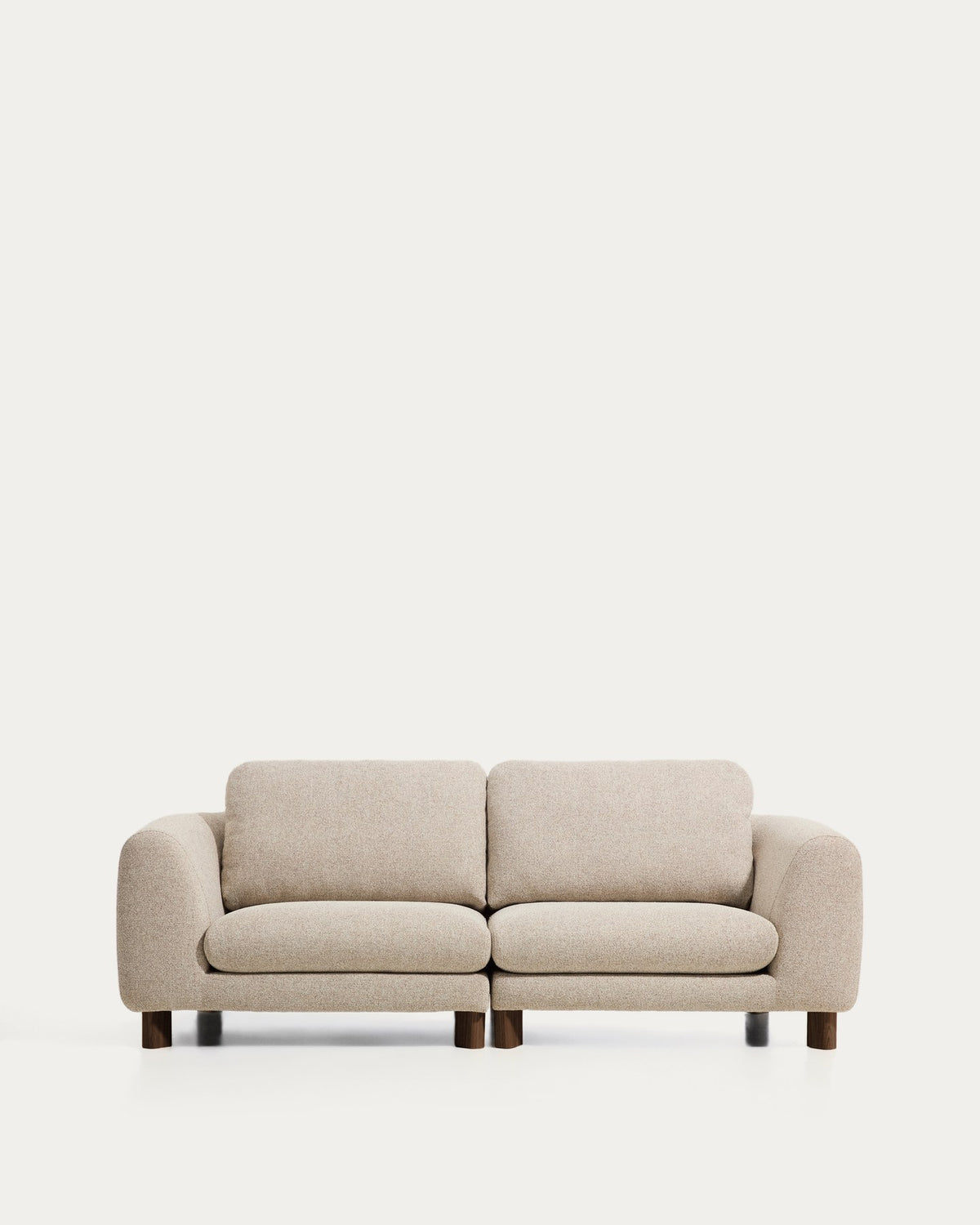 3-Sitzer Sofa Vera in Beige mit gepolsterten Armlehnen und sichtbaren Beinen aus massivem Eschenholz mit Nussbaum-Finish, Frontalansicht.