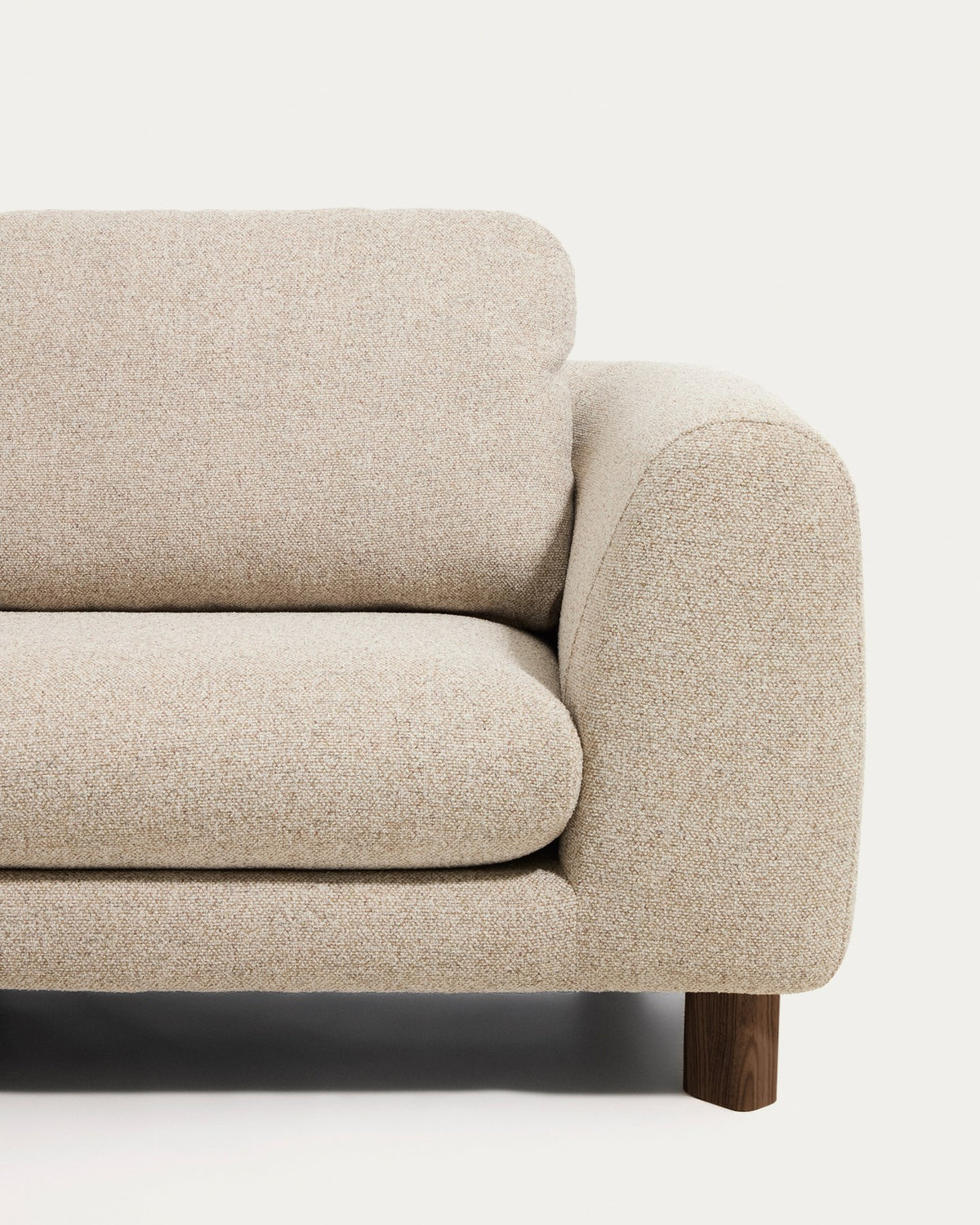 3-Sitzer Sofa Vera in Beige mit gepolsterten Armlehnen und sichtbaren Beinen aus massivem Eschenholz mit Nussbaum-Finish, Frontalansicht.