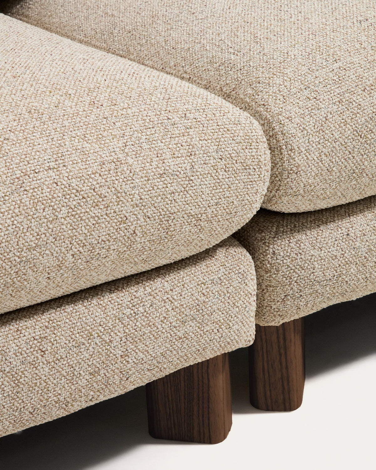 3-Sitzer Sofa Vera in Beige mit gepolsterten Armlehnen und sichtbaren Beinen aus massivem Eschenholz mit Nussbaum-Finish, Frontalansicht.