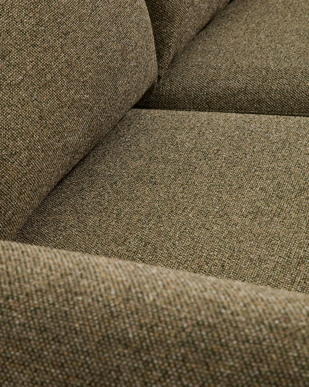 Hellbraunes 3-Sitzer Sofa Vera mit gepolsterter Sitzfläche, geschwungenen Armlehnen und sichtbaren Beinen aus massivem Eschenholz.