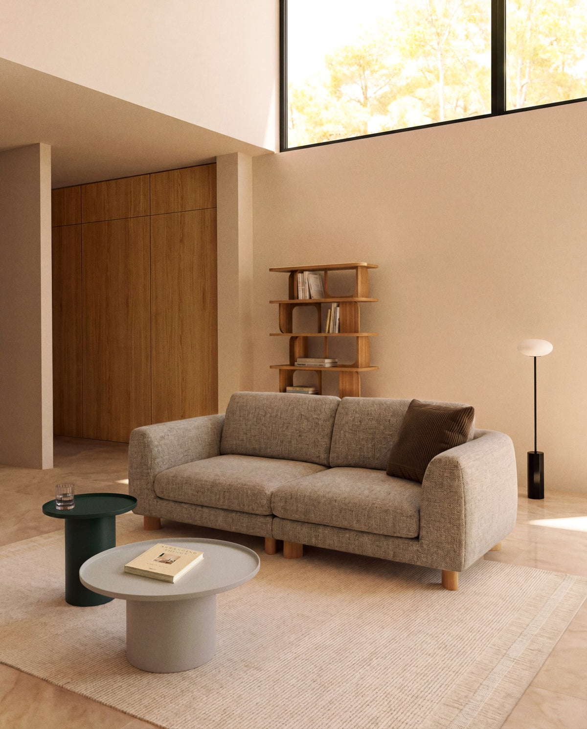 Hellbraunes 3-Sitzer Sofa Vera mit gepolsterter Sitzfläche, geschwungenen Armlehnen und sichtbaren Beinen aus massivem Eschenholz.