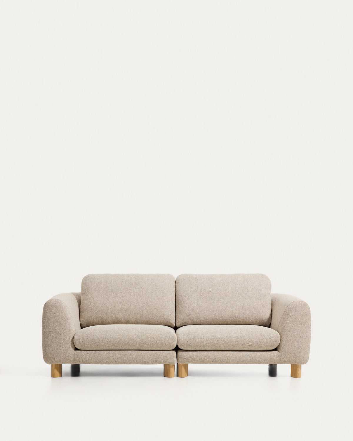 3-Sitzer Sofa Vera in Beige mit massiven Eschenholzbeinen, gepolsterter Sitzfläche und geschwungenen Armlehnen, Frontalansicht.