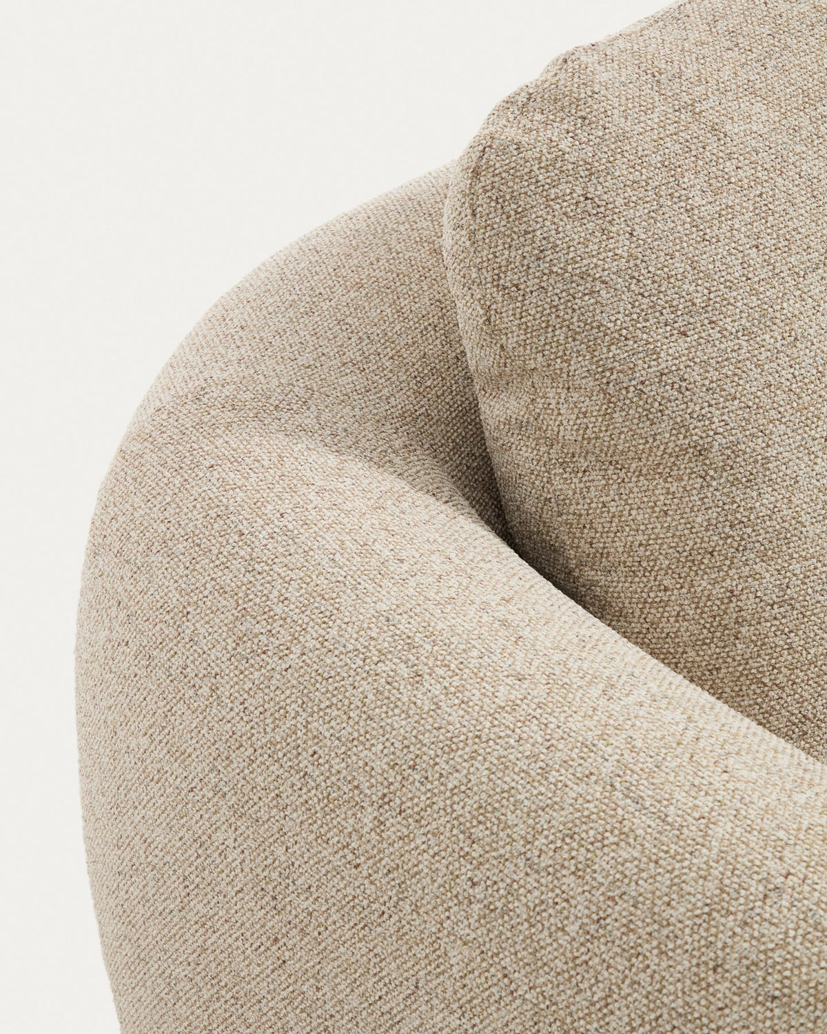 3-Sitzer Sofa Vera in Beige mit massiven Eschenholzbeinen, gepolsterter Sitzfläche und geschwungenen Armlehnen, Frontalansicht.