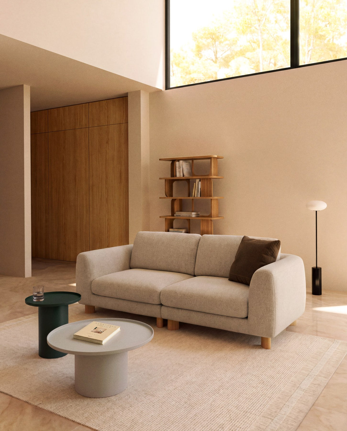 3-Sitzer Sofa Vera in Beige mit massiven Eschenholzbeinen, gepolsterter Sitzfläche und geschwungenen Armlehnen, Frontalansicht.