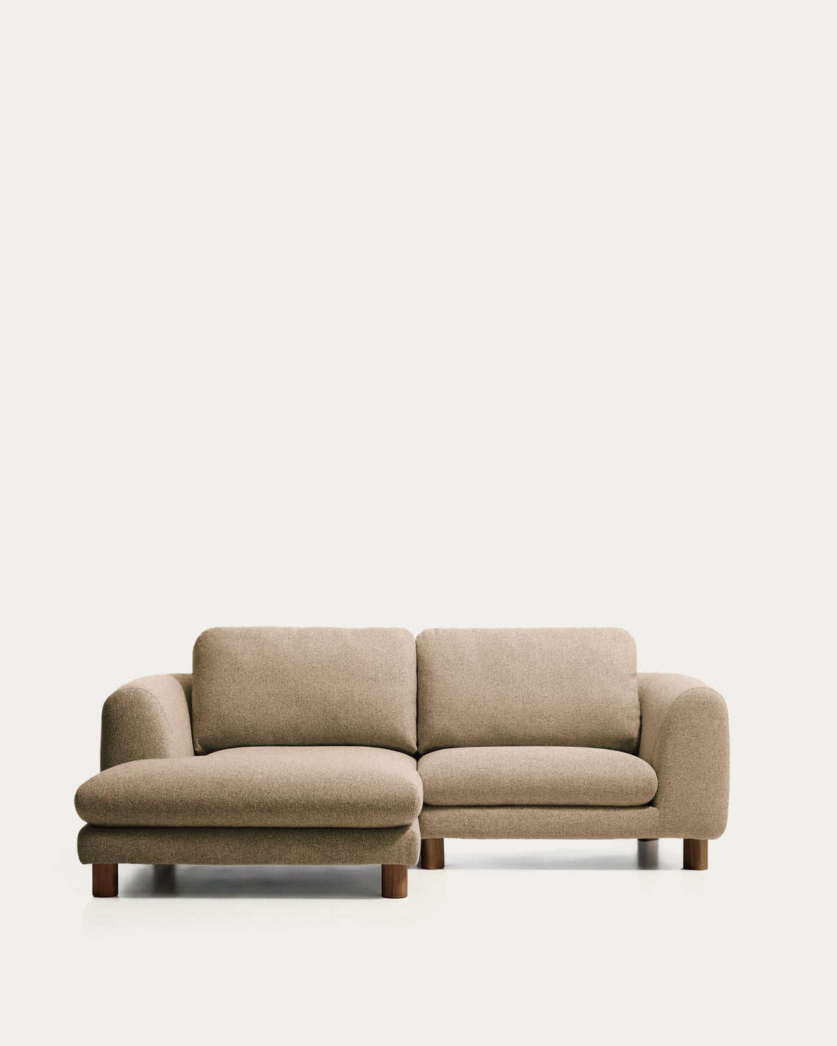 3-Sitzer Sofa Vera von Kave Home in Hellbraun mit Chaiselongue links, gepolstert, Beine aus massivem Eschenholz mit Nussbaum-Finish.