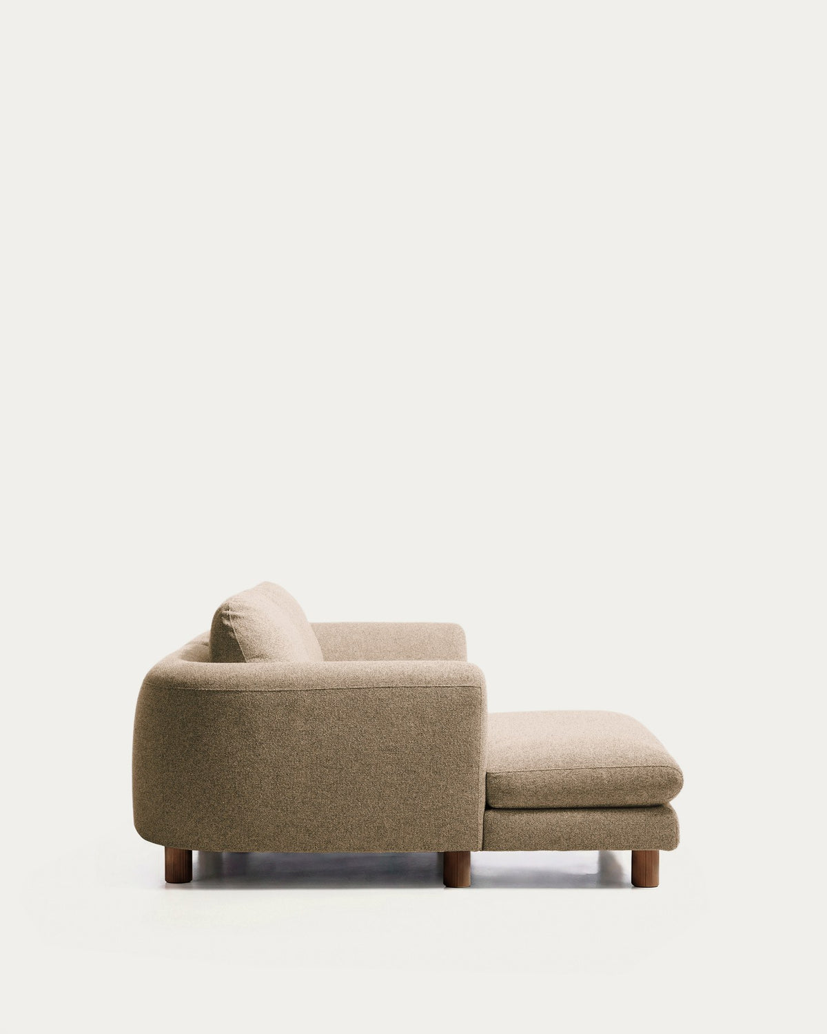 3-Sitzer Sofa Vera von Kave Home in Hellbraun mit Chaiselongue links, gepolstert, Beine aus massivem Eschenholz mit Nussbaum-Finish.