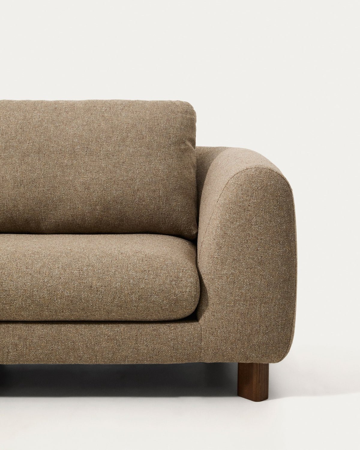 3-Sitzer Sofa Vera von Kave Home in Hellbraun mit Chaiselongue links, gepolstert, Beine aus massivem Eschenholz mit Nussbaum-Finish.