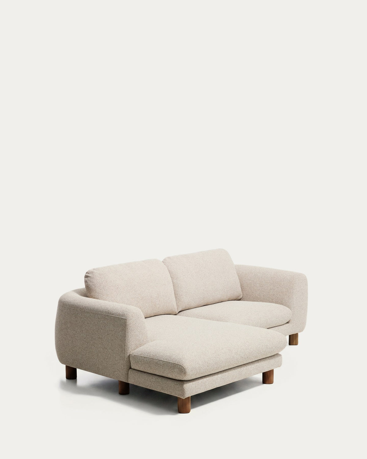 3-Sitzer Sofa Vera in Beige mit Chaiselongue links, gepolsterten Armlehnen und sichtbaren Beinen aus massivem Eschenholz mit Nussbaum-Finish.