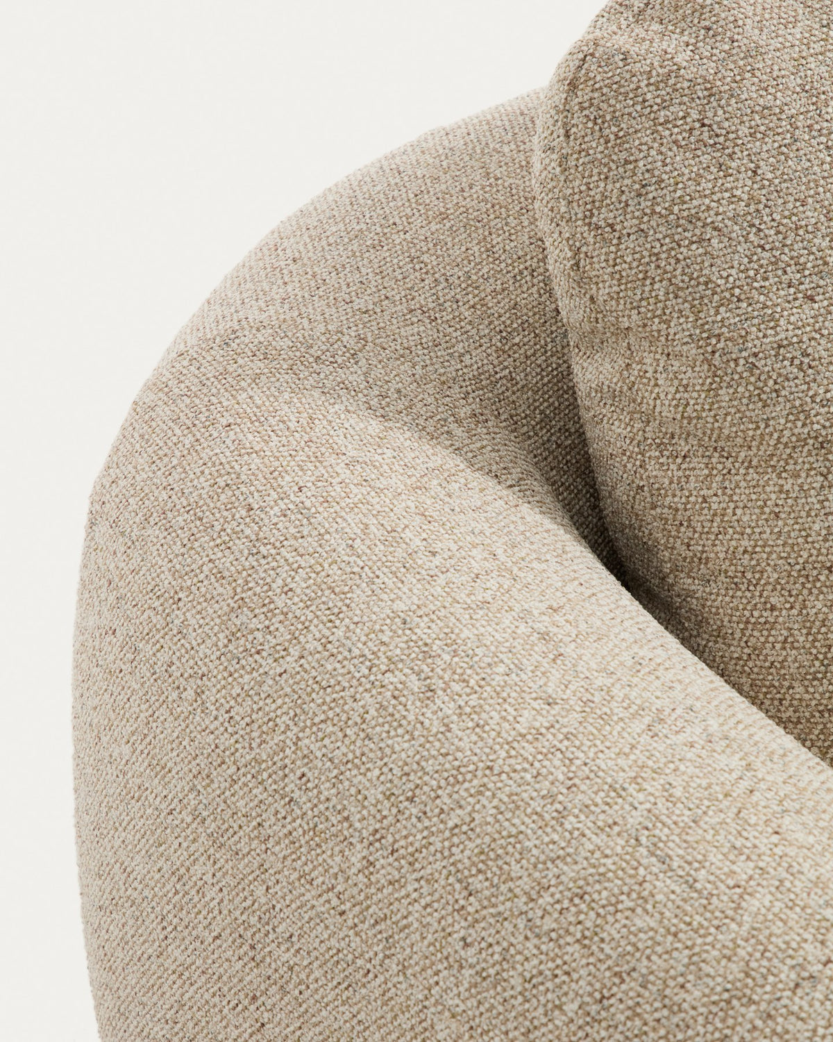 3-Sitzer Sofa Vera in Beige mit Chaiselongue links, gepolsterten Armlehnen und sichtbaren Beinen aus massivem Eschenholz mit Nussbaum-Finish.