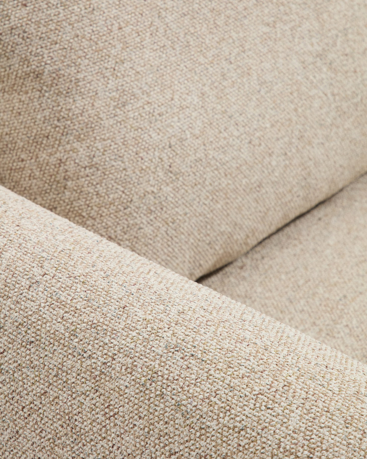 3-Sitzer Sofa Vera in Beige mit Chaiselongue links, gepolsterten Armlehnen und sichtbaren Beinen aus massivem Eschenholz mit Nussbaum-Finish.