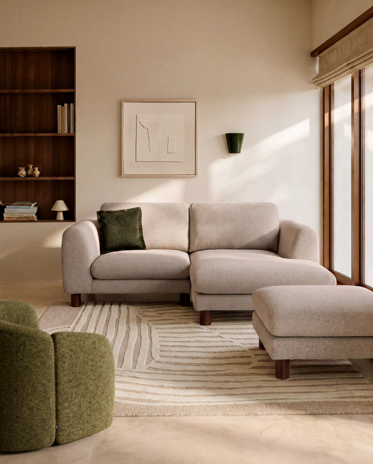 3-Sitzer Sofa Vera in Beige mit Chaiselongue links, gepolsterten Armlehnen und sichtbaren Beinen aus massivem Eschenholz mit Nussbaum-Finish.