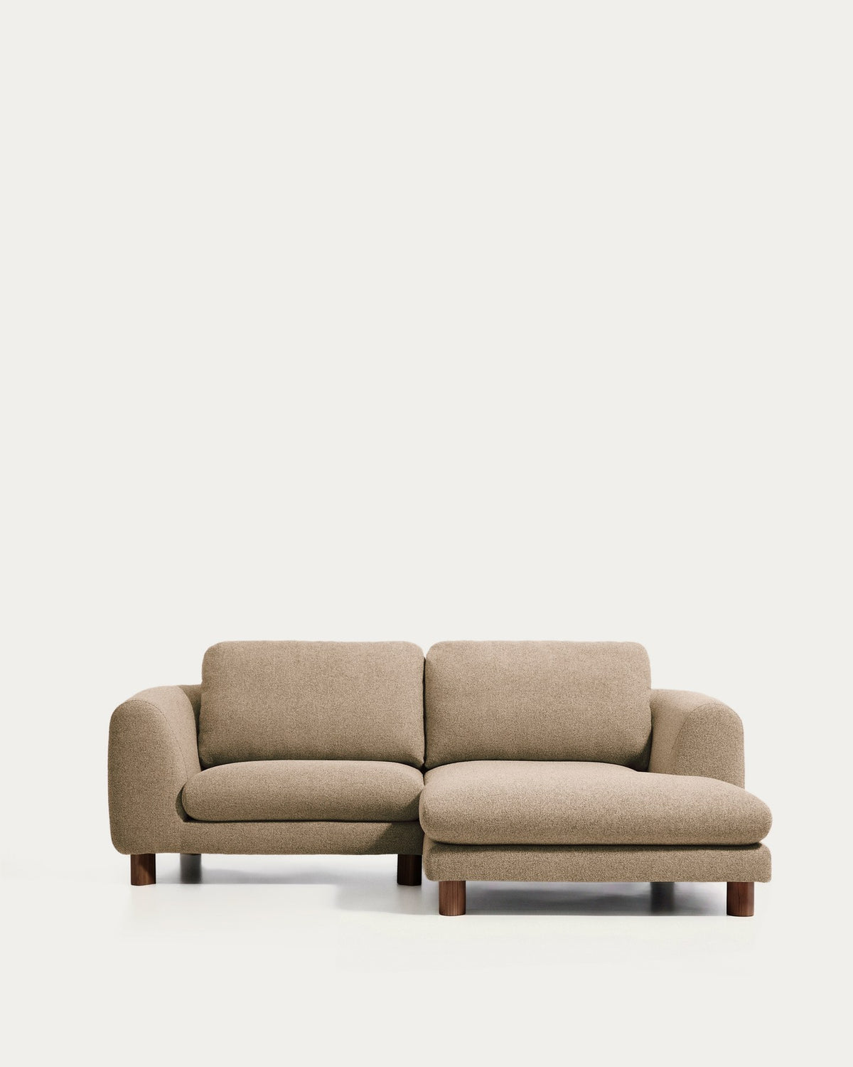 3-Sitzer Sofa Vera von Kave Home in Hellbraun mit Chaiselongue rechts, gepolstertem Bezug und Beinen aus massivem Eschenholz mit Nussbaum-Finish.