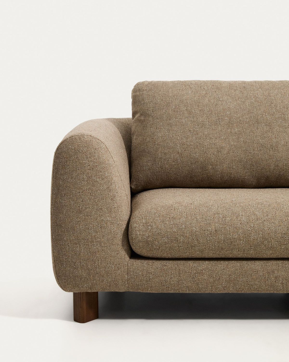 3-Sitzer Sofa Vera von Kave Home in Hellbraun mit Chaiselongue rechts, gepolstertem Bezug und Beinen aus massivem Eschenholz mit Nussbaum-Finish.