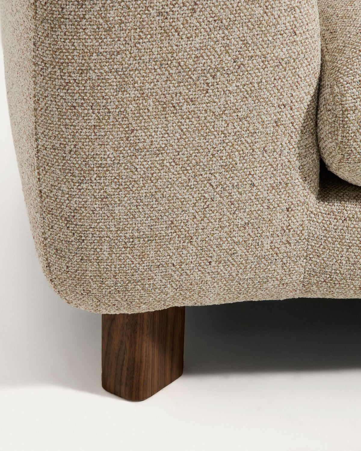 3-Sitzer Sofa Vera mit Chaiselongue rechts in Beige mit Beinen aus massivem Eschenholz mit Nussbaum-Finish, 232 cm, FSC Mix Credit in Beige präsentiert im Onlineshop von KAQTU Design AG. 3er Sofa ist von Kave Home