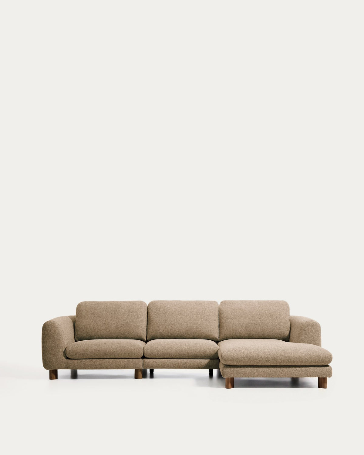 4-Sitzer Sofa Vera in Hellbraun mit Chaiselongue rechts, sichtbaren Beinen aus massivem Eschenholz mit Nussbaum-Finish, Breite 322 cm.