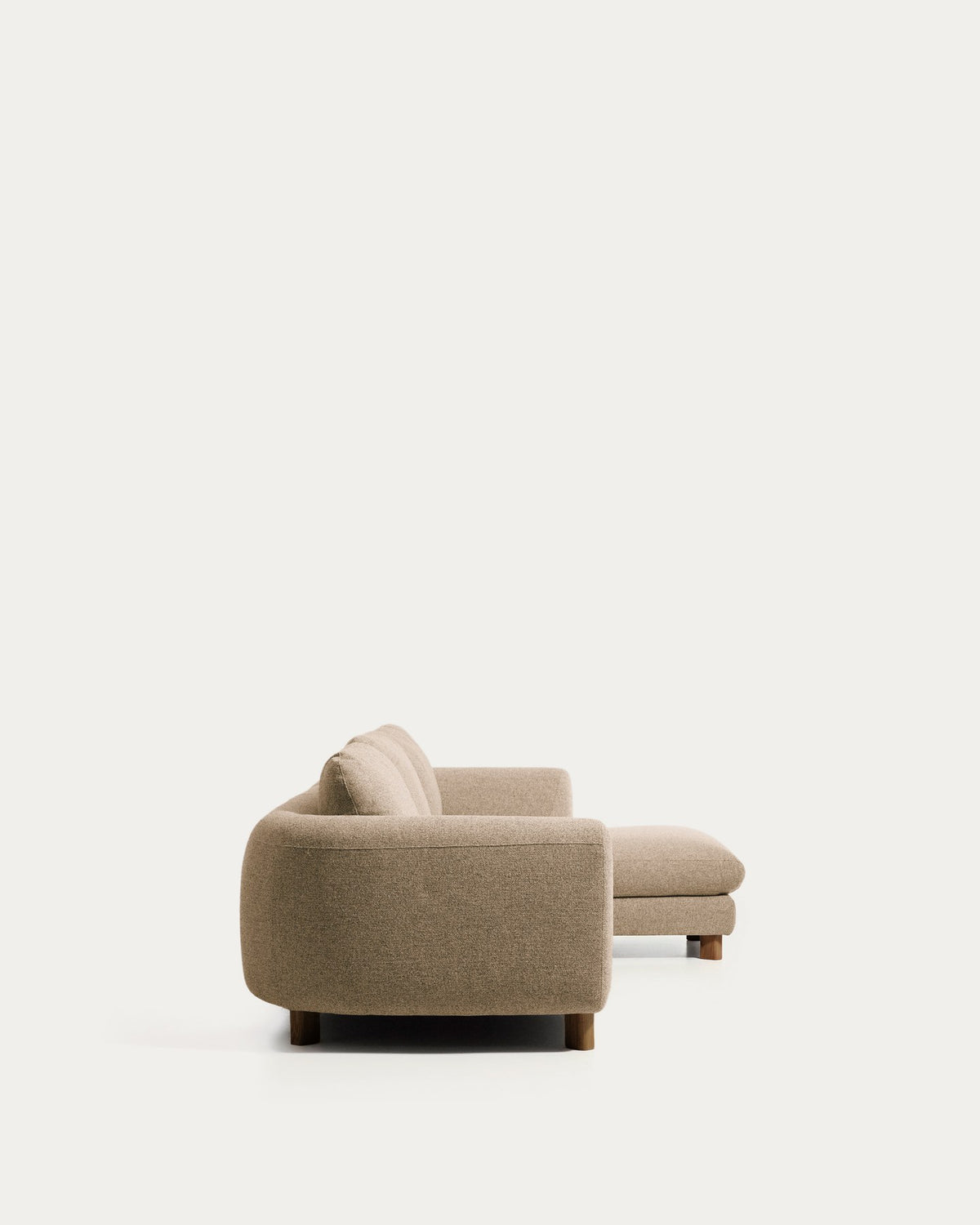 4-Sitzer Sofa Vera in Hellbraun mit Chaiselongue rechts, sichtbaren Beinen aus massivem Eschenholz mit Nussbaum-Finish, Breite 322 cm.