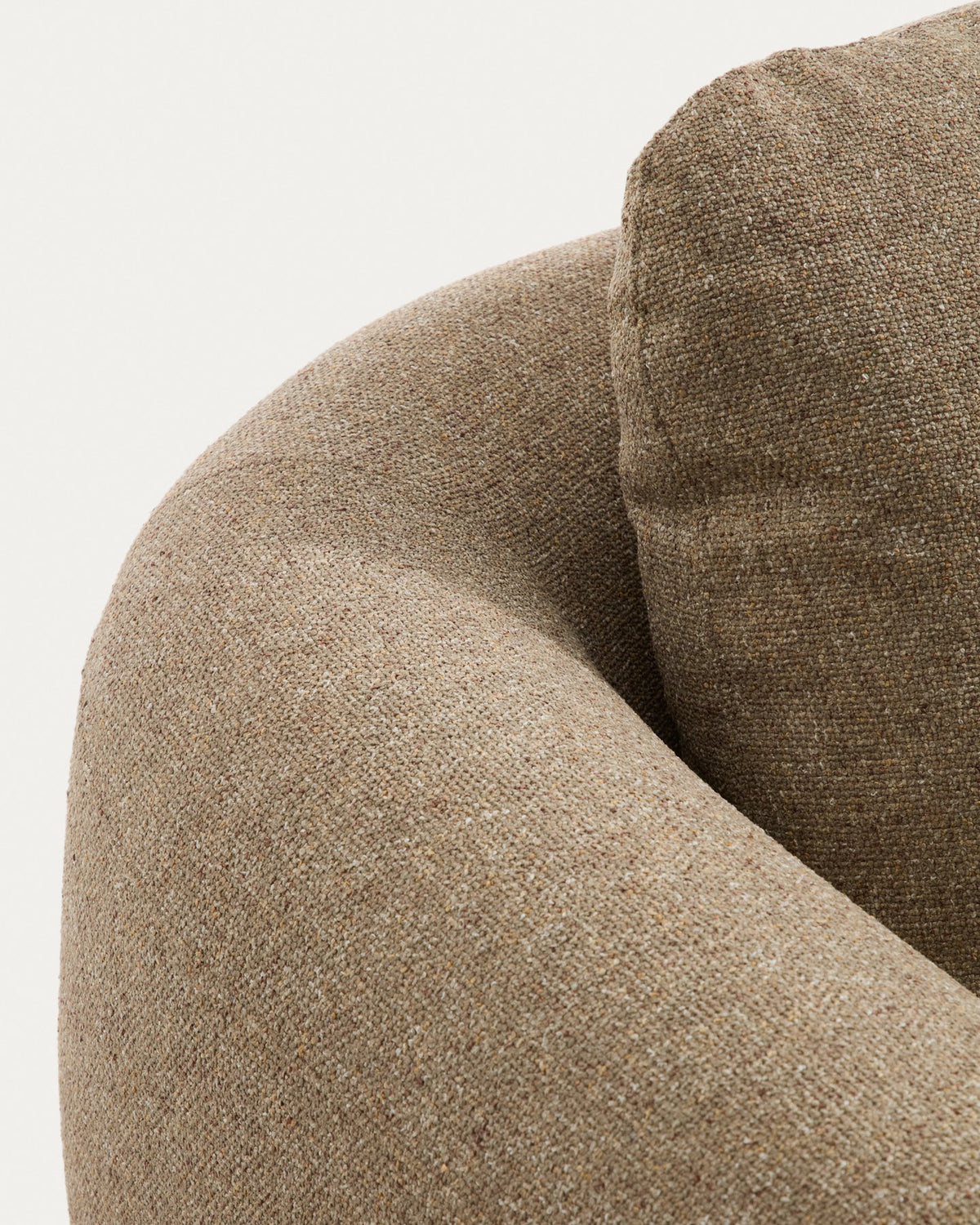 4-Sitzer Sofa Vera in Hellbraun mit Chaiselongue rechts, sichtbaren Beinen aus massivem Eschenholz mit Nussbaum-Finish, Breite 322 cm.