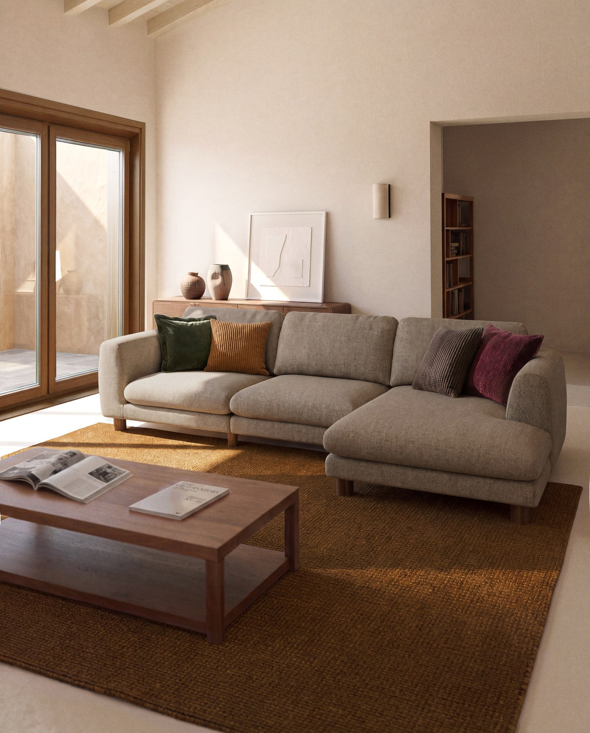 4-Sitzer Sofa Vera in Hellbraun mit Chaiselongue rechts, sichtbaren Beinen aus massivem Eschenholz mit Nussbaum-Finish, Breite 322 cm.