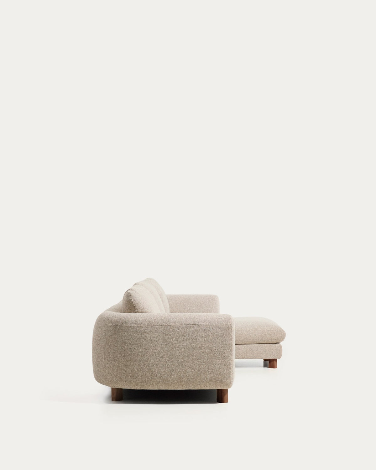 Beiges 4-Sitzer Sofa Vera mit Chaiselongue rechts, gepolsterten Armlehnen und sichtbaren Beinen aus massivem Eschenholz mit Nussbaum-Finish.