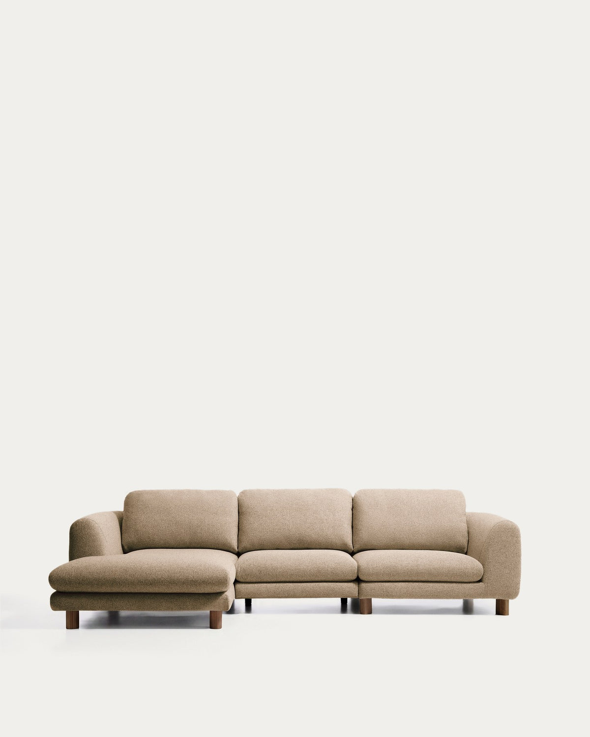 4-Sitzer Sofa Vera von Kave Home in Hellbraun mit Chaiselongue links, gepolstert, Beine aus massivem Eschenholz mit Nussbaum-Finish.