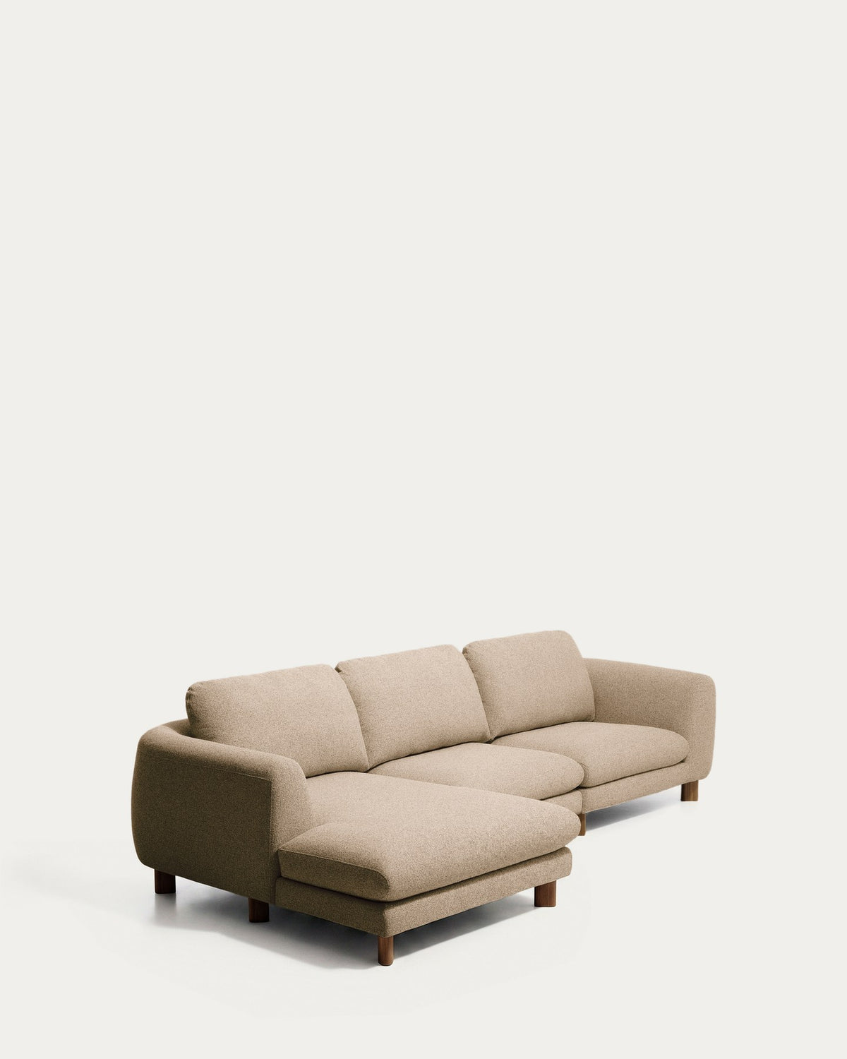 4-Sitzer Sofa Vera von Kave Home in Hellbraun mit Chaiselongue links, gepolstert, Beine aus massivem Eschenholz mit Nussbaum-Finish.