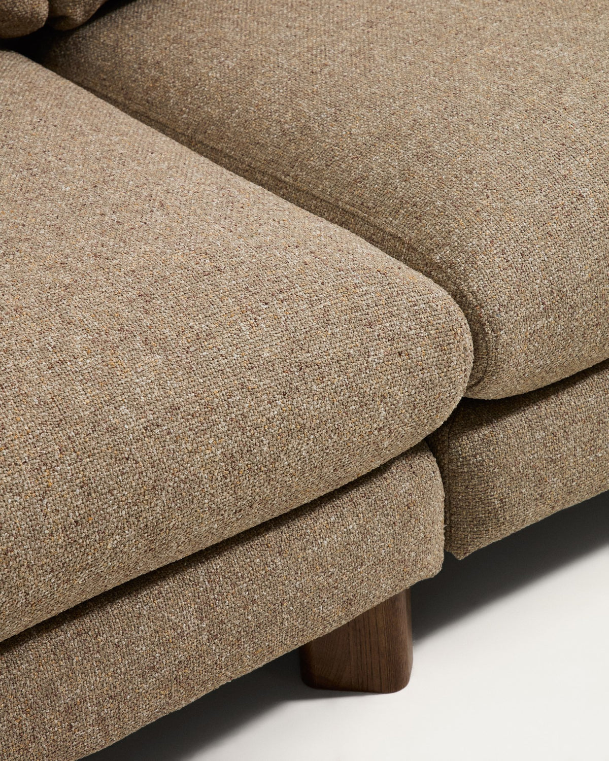 4-Sitzer Sofa Vera von Kave Home in Hellbraun mit Chaiselongue links, gepolstert, Beine aus massivem Eschenholz mit Nussbaum-Finish.