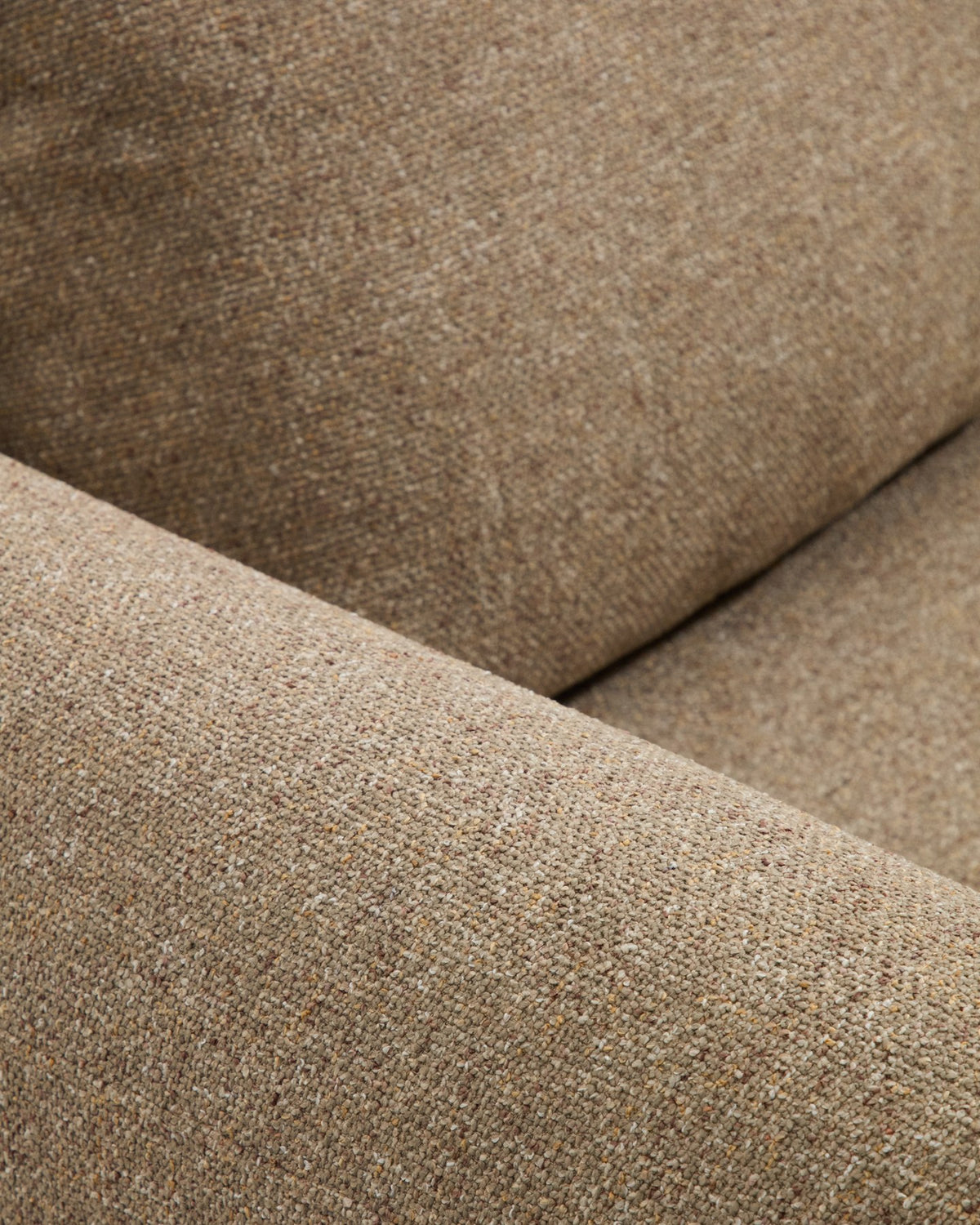 4-Sitzer Sofa Vera von Kave Home in Hellbraun mit Chaiselongue links, gepolstert, Beine aus massivem Eschenholz mit Nussbaum-Finish.